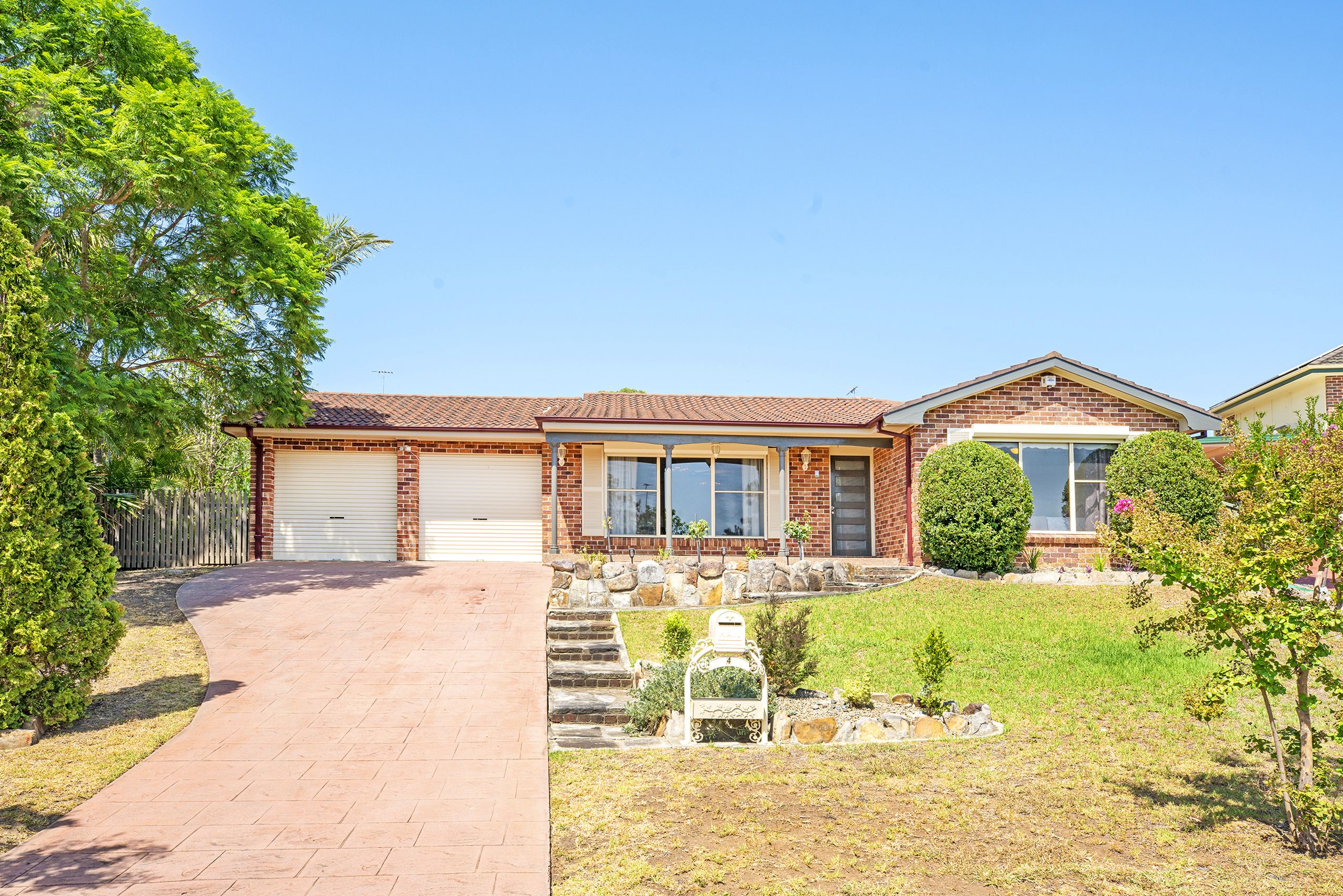 4 Ernstine Hill Close