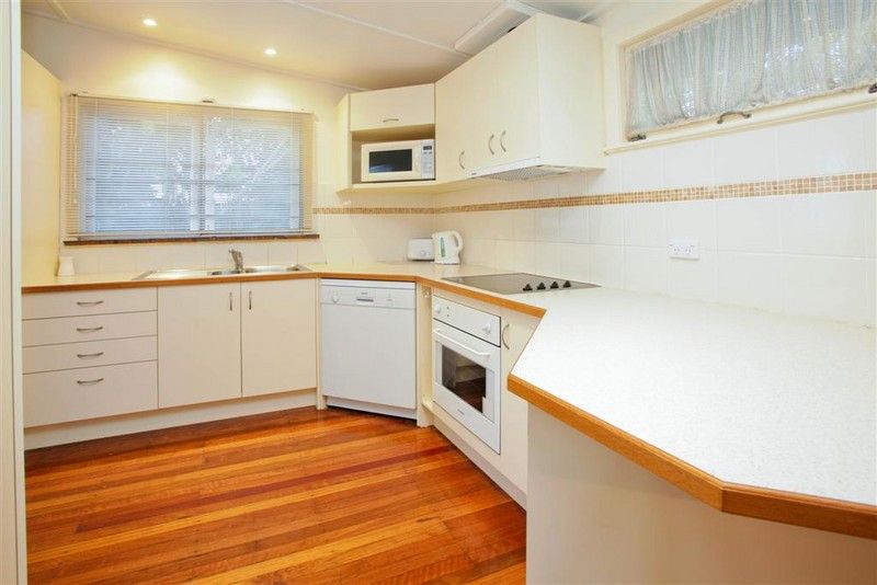 98 Lawn Street, Holland Park, QLD 4121
