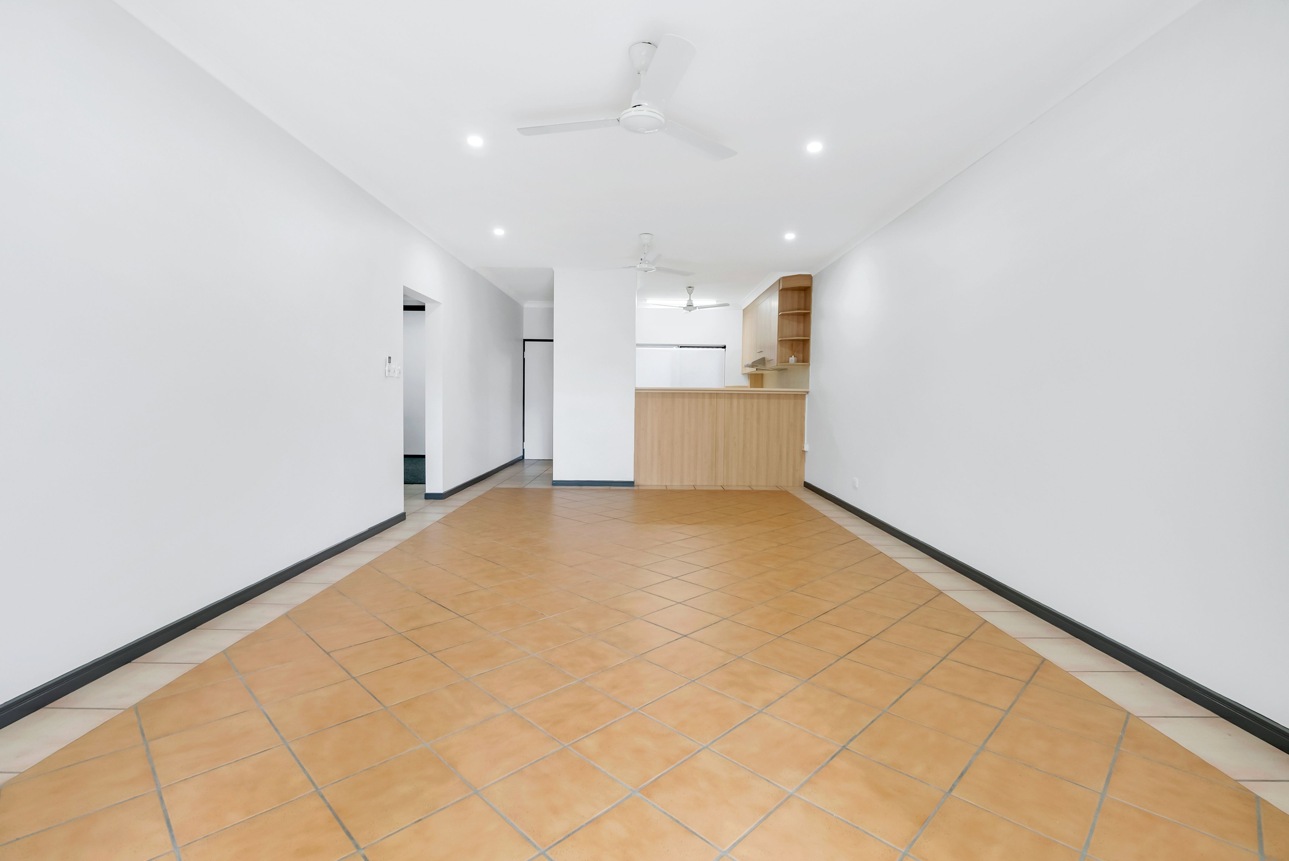 2/303-305 Lake Street, Cairns North, QLD 4870
