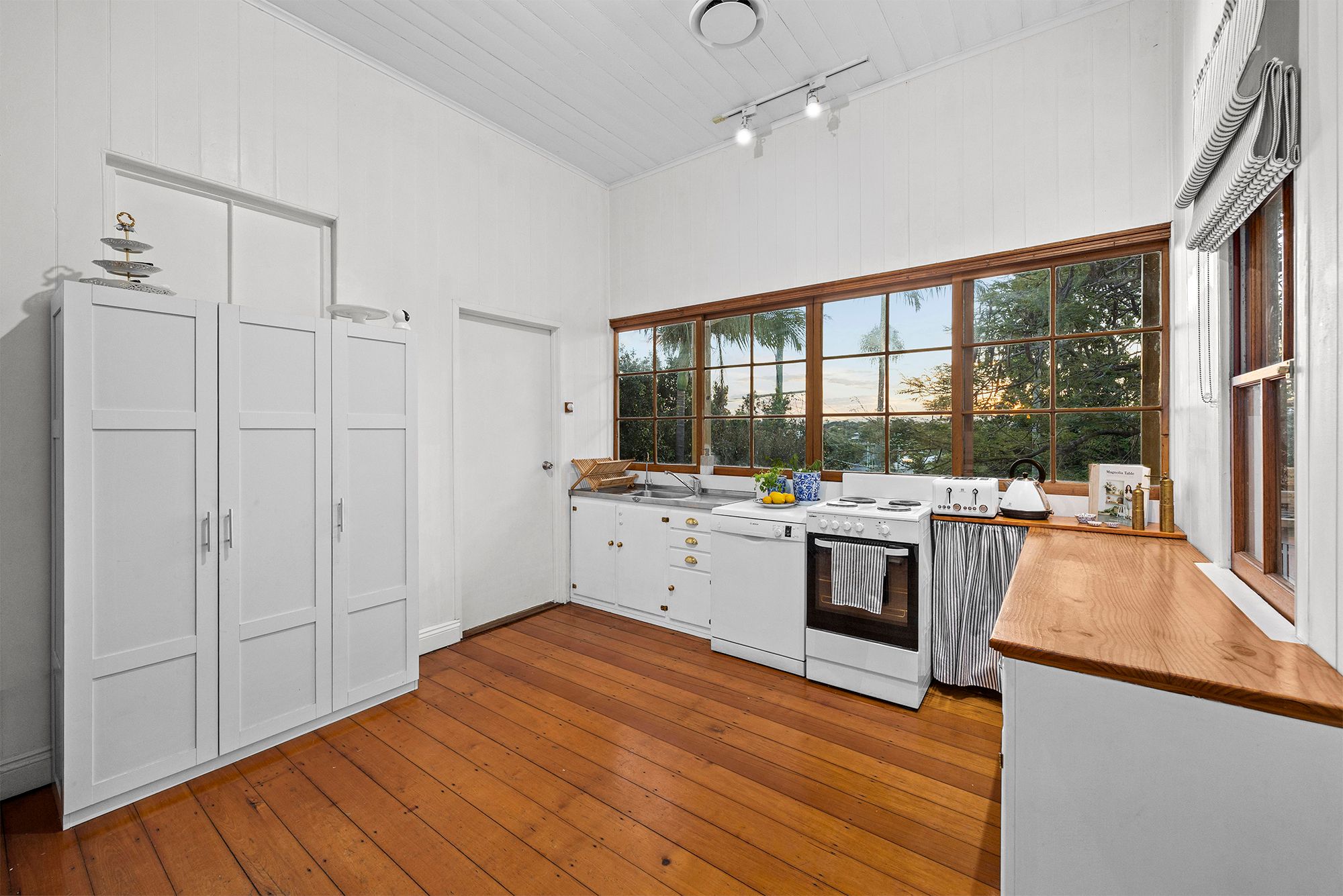 1560 Sandgate Road — photo 8 of 24