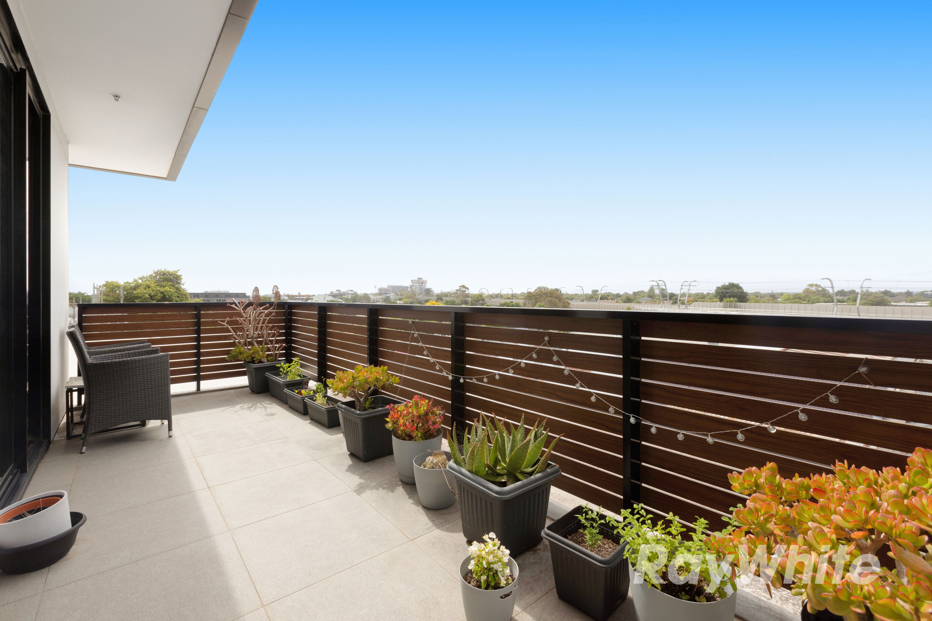 401/405 Neerim Road — photo from Ray White Carnegie