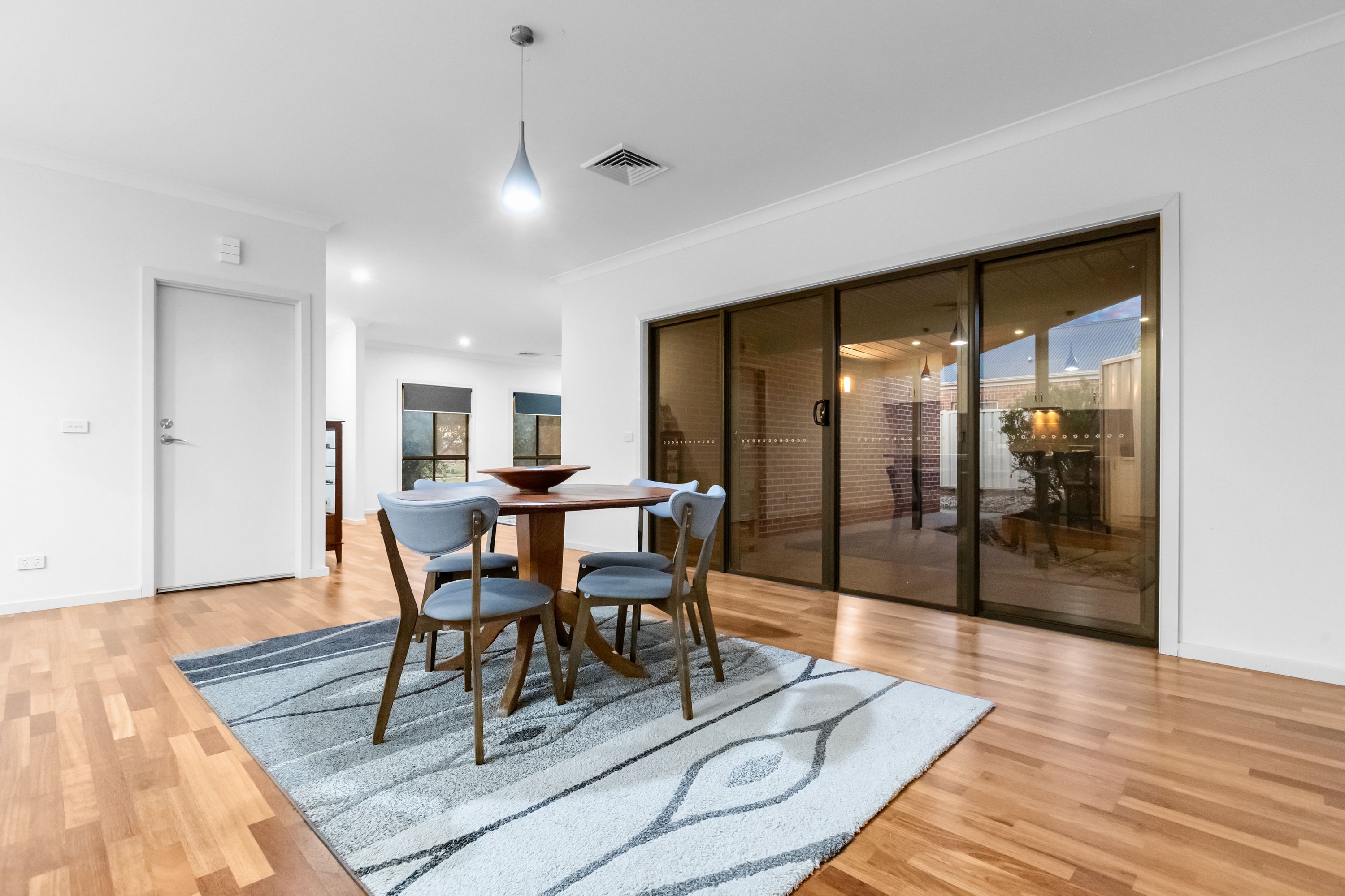 18 Dawn Avenue — photo 10 of 18