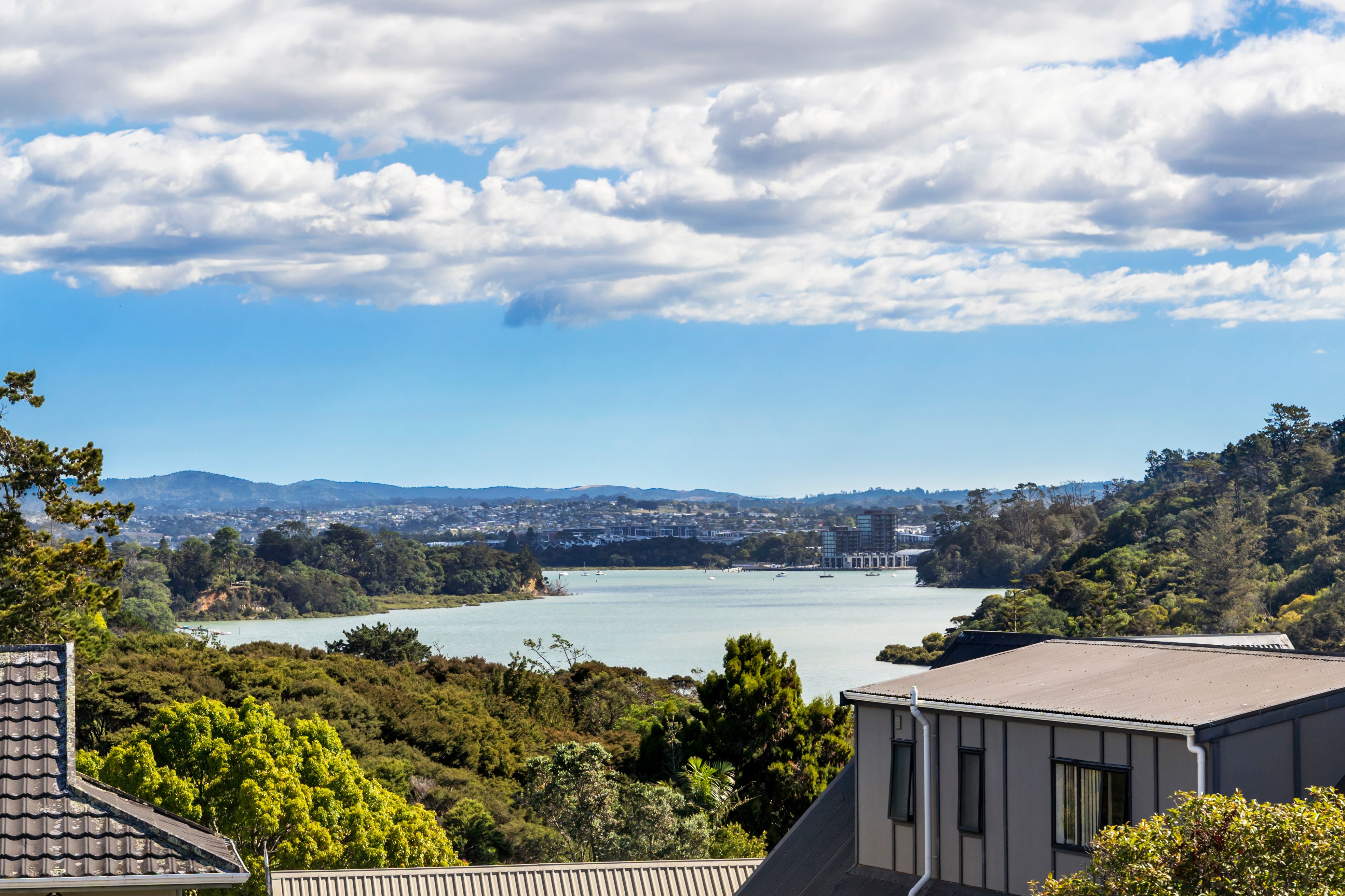 17 Hale Crescent, Bayview, North Shore City