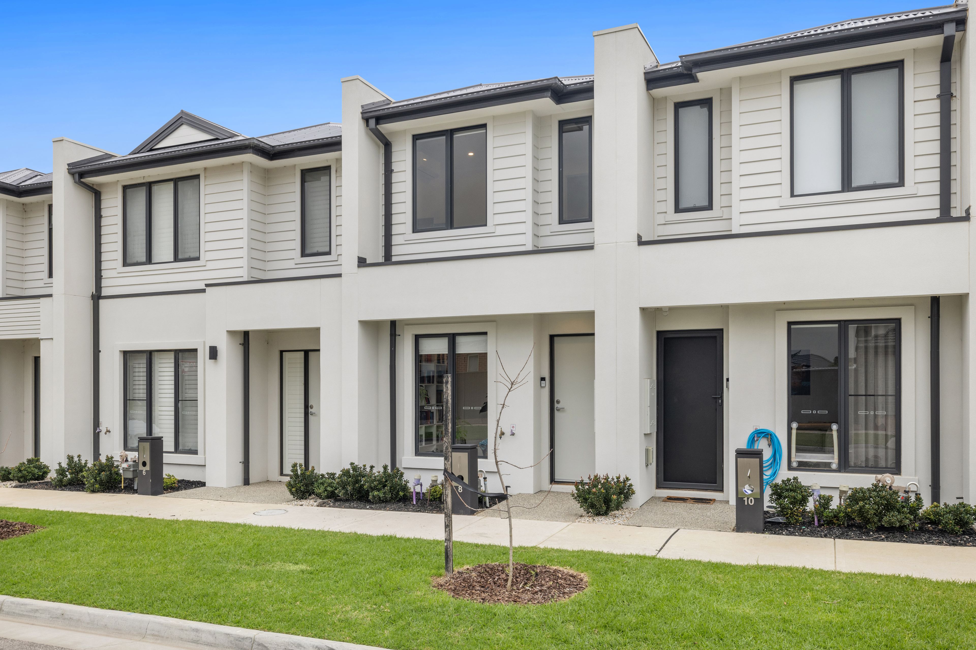 8 Boysenberry Close, Clyde North, VIC 3978