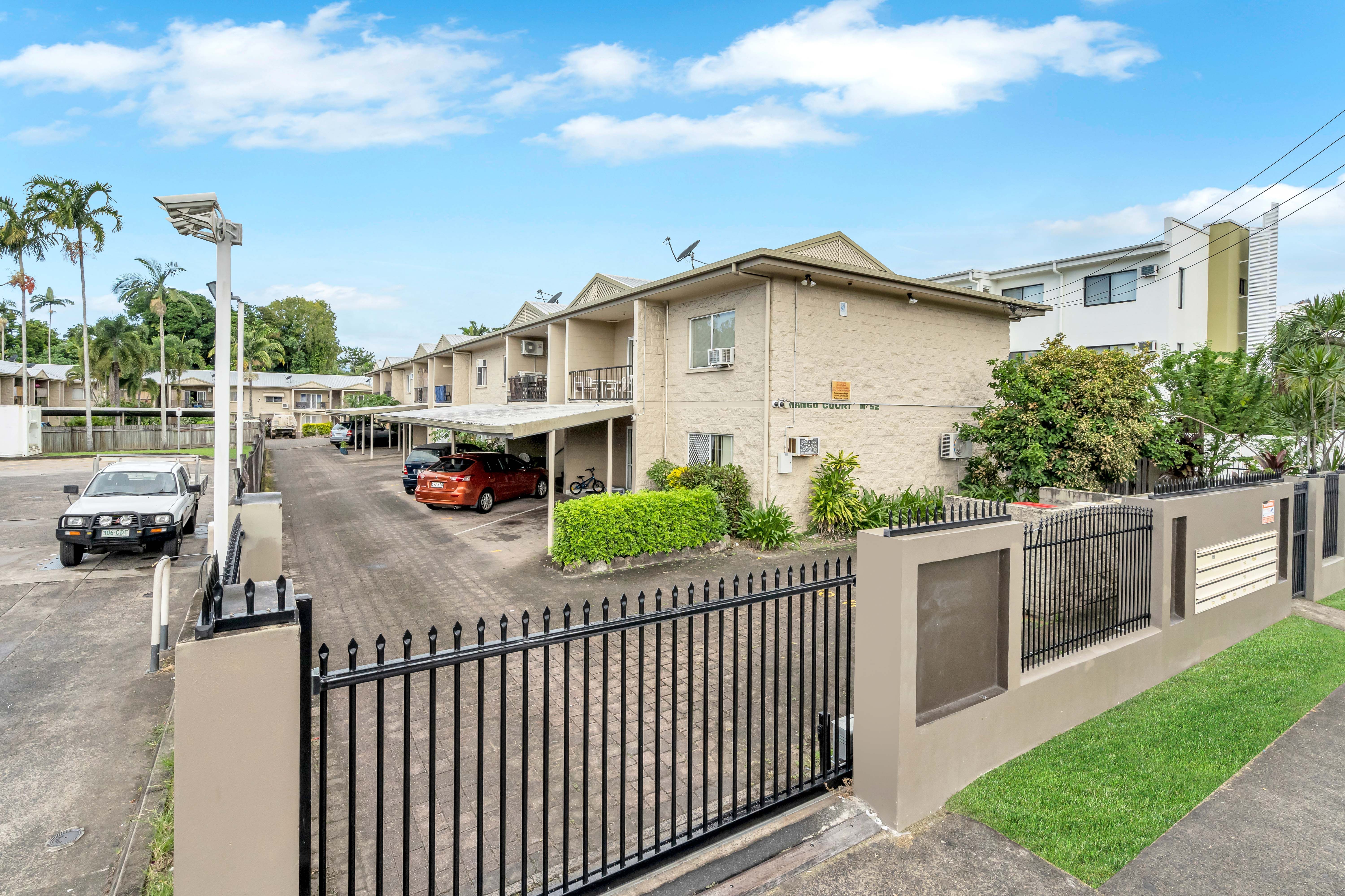 52 Pease Street, Manoora QLD 4870