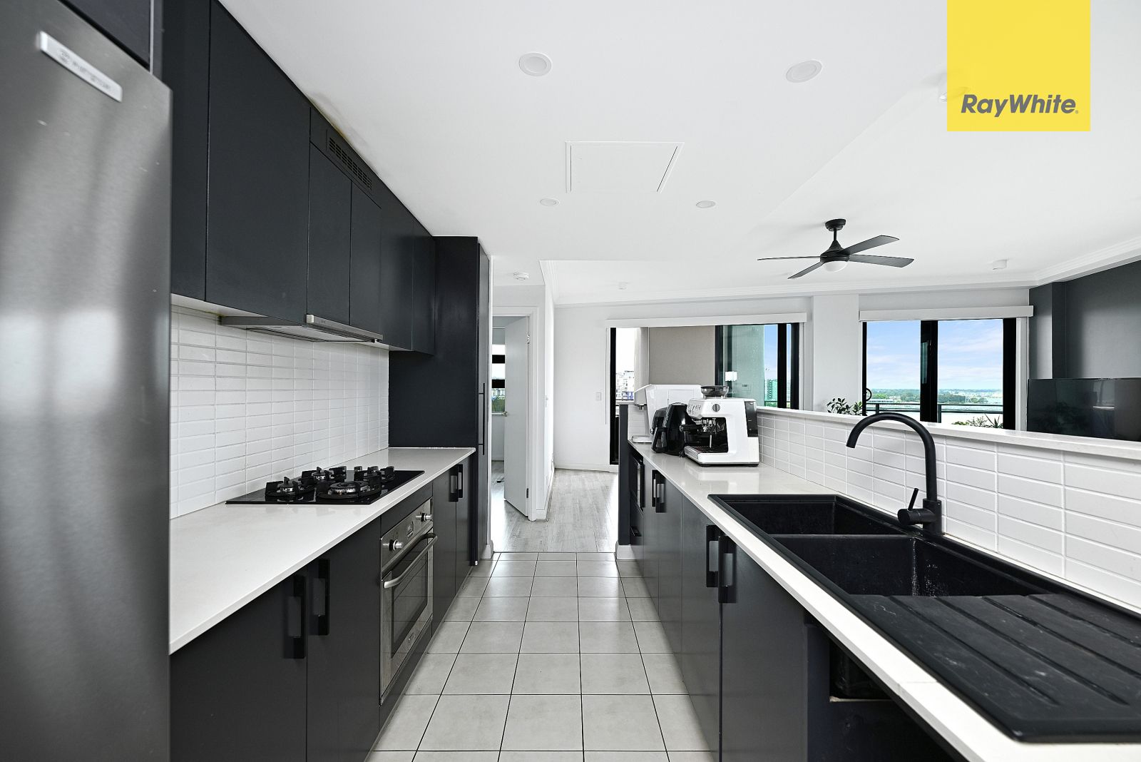 18/11 Bay Drive — photo 3 of 13