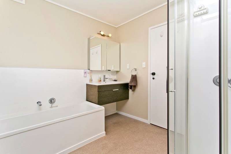 12a Mannering Place photo 6