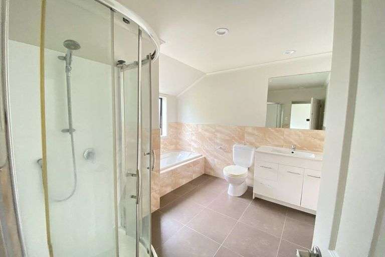 2/2 Swan Hill Drive photo 8