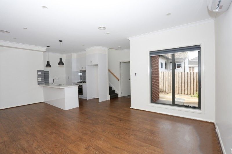 2/9 Dorrington Avenue, Reservoir, VIC 3073