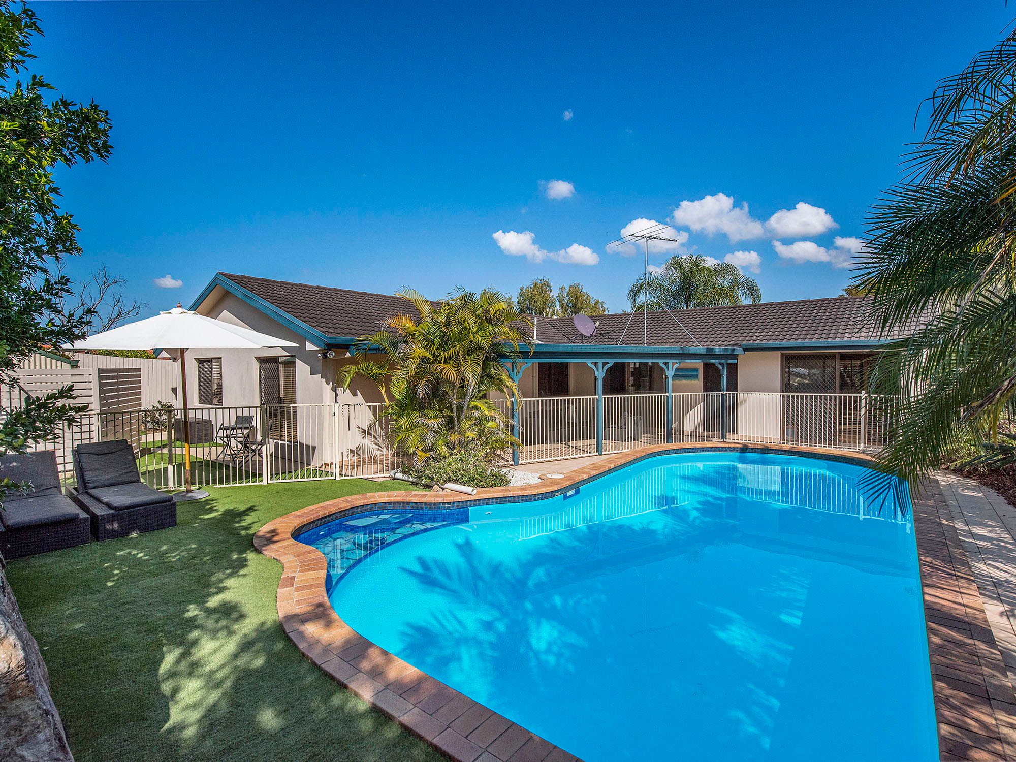 16 Urquhart Street, Carindale, QLD 4152