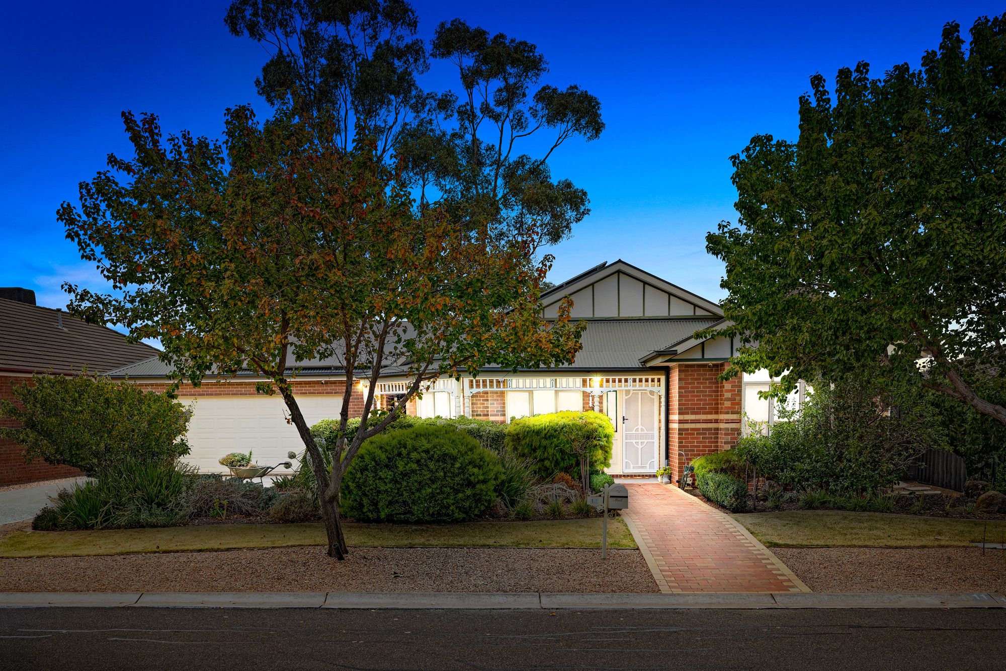 11 Dartmouth Court, MANOR LAKES, VIC 3024