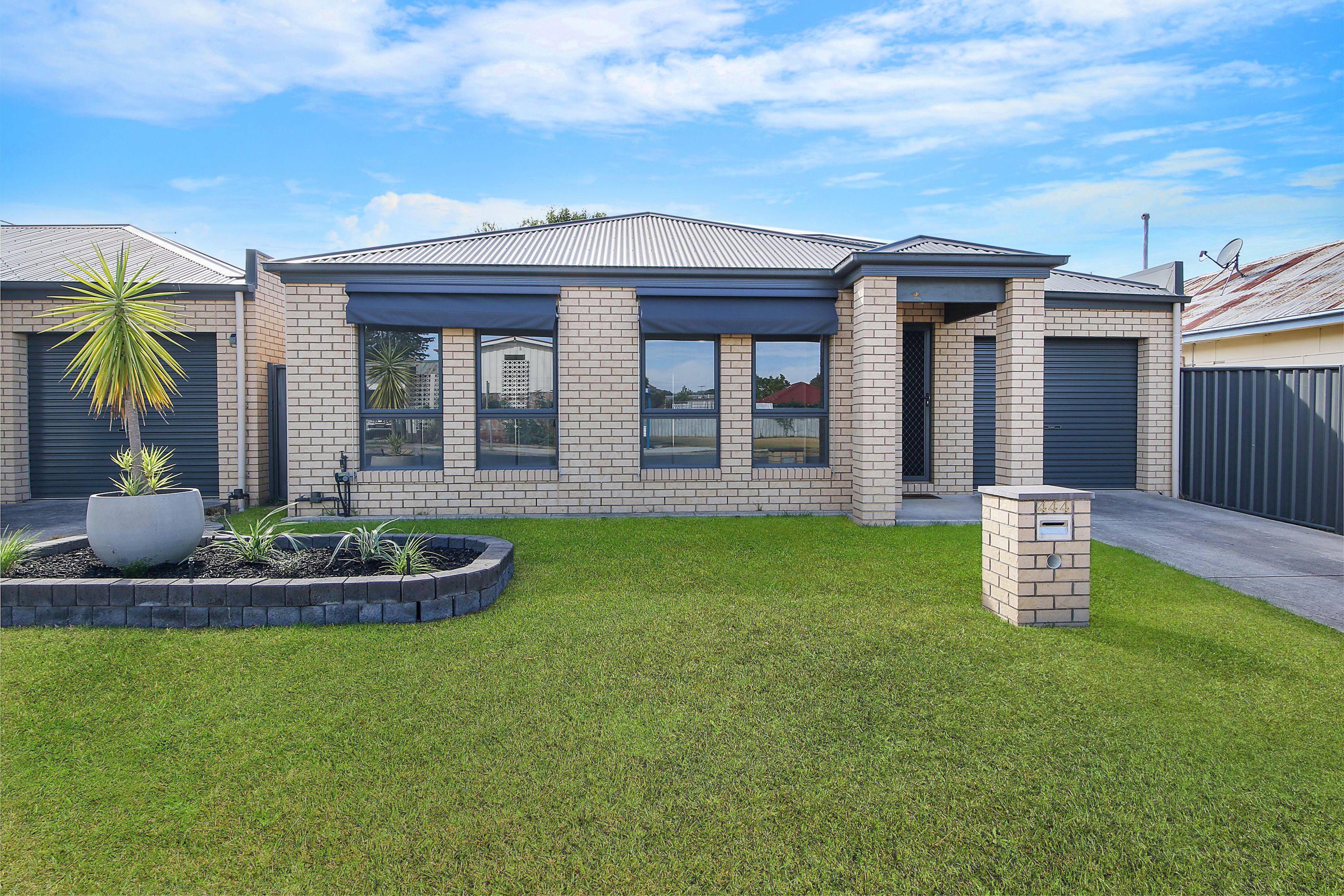 2-444-kotthoff-street-lavington-nsw-2641-leased-townhouse-ray