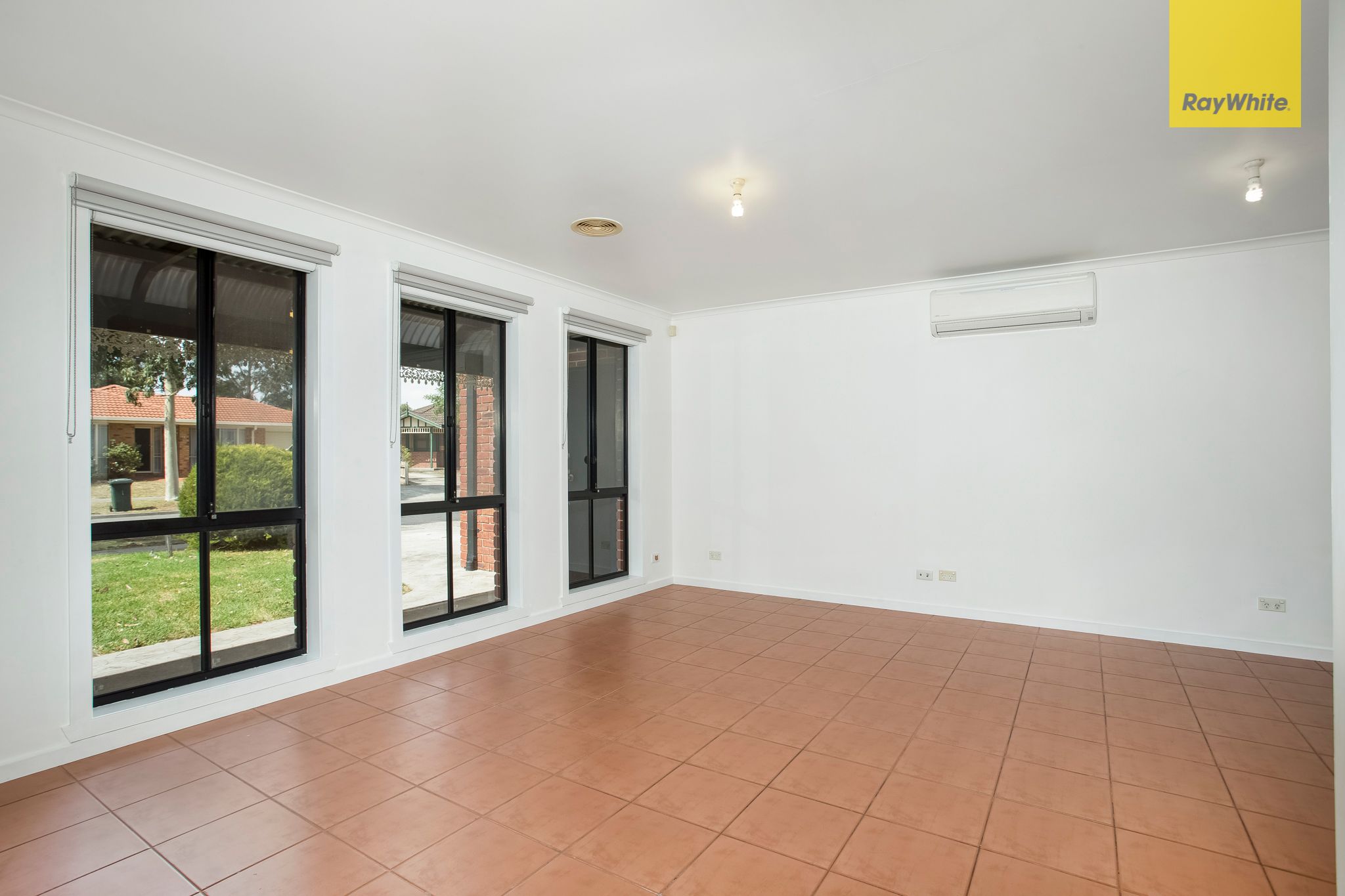 8 Manchester Drive, Sydenham, VIC 3037
