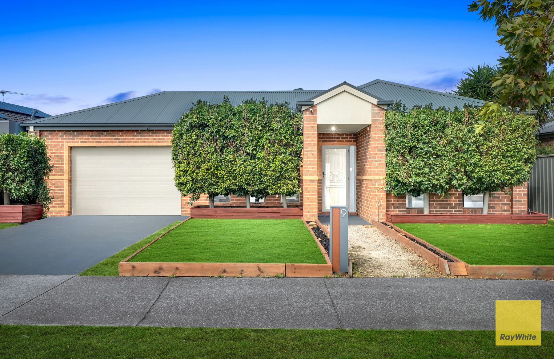 9 Heysen Parkway, Caroline Springs VIC 3023