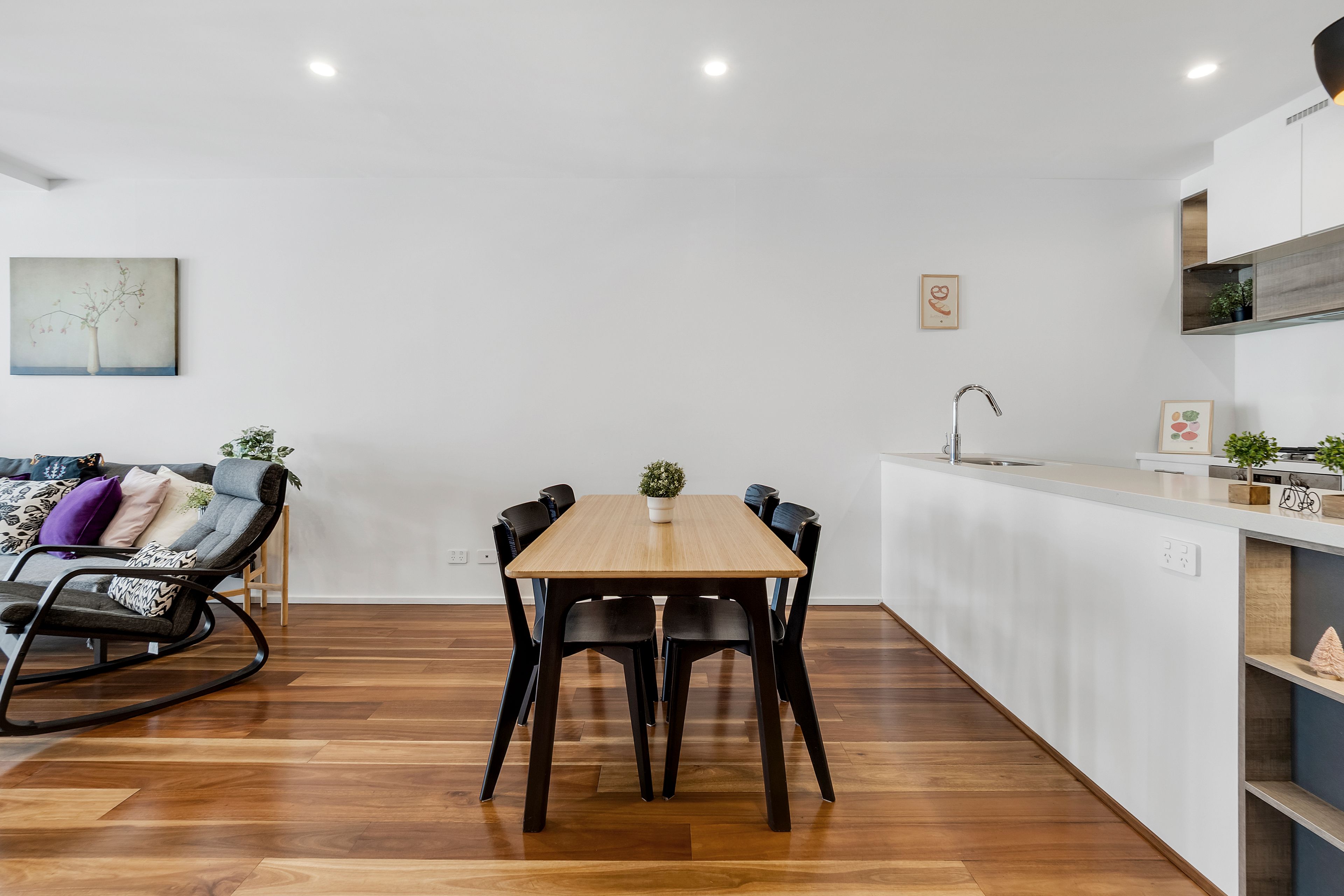10902/16 Edmondstone Street — photo 5 of 14