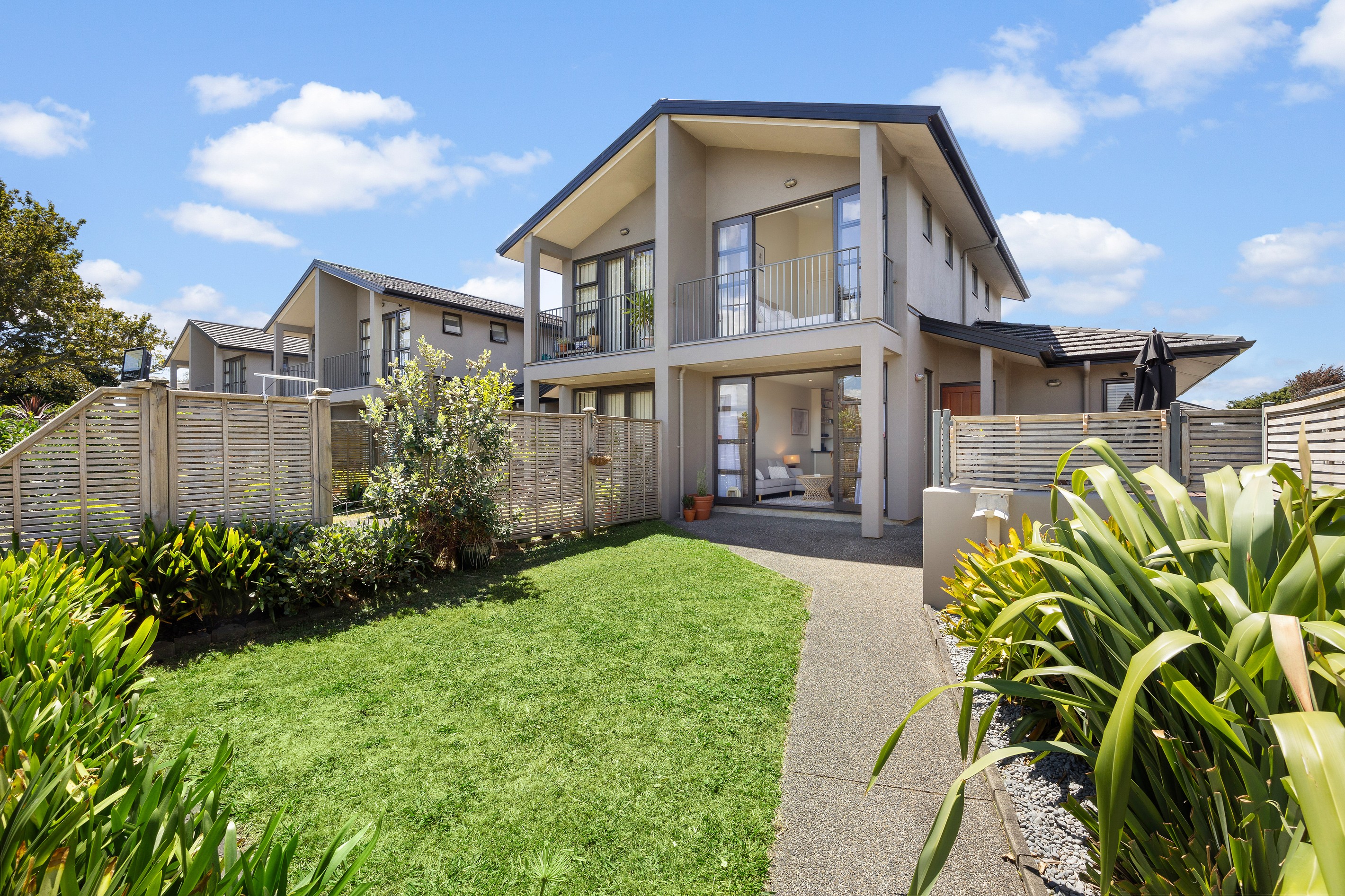 6/8 Landscape Road, Papatoetoe, Manukau City