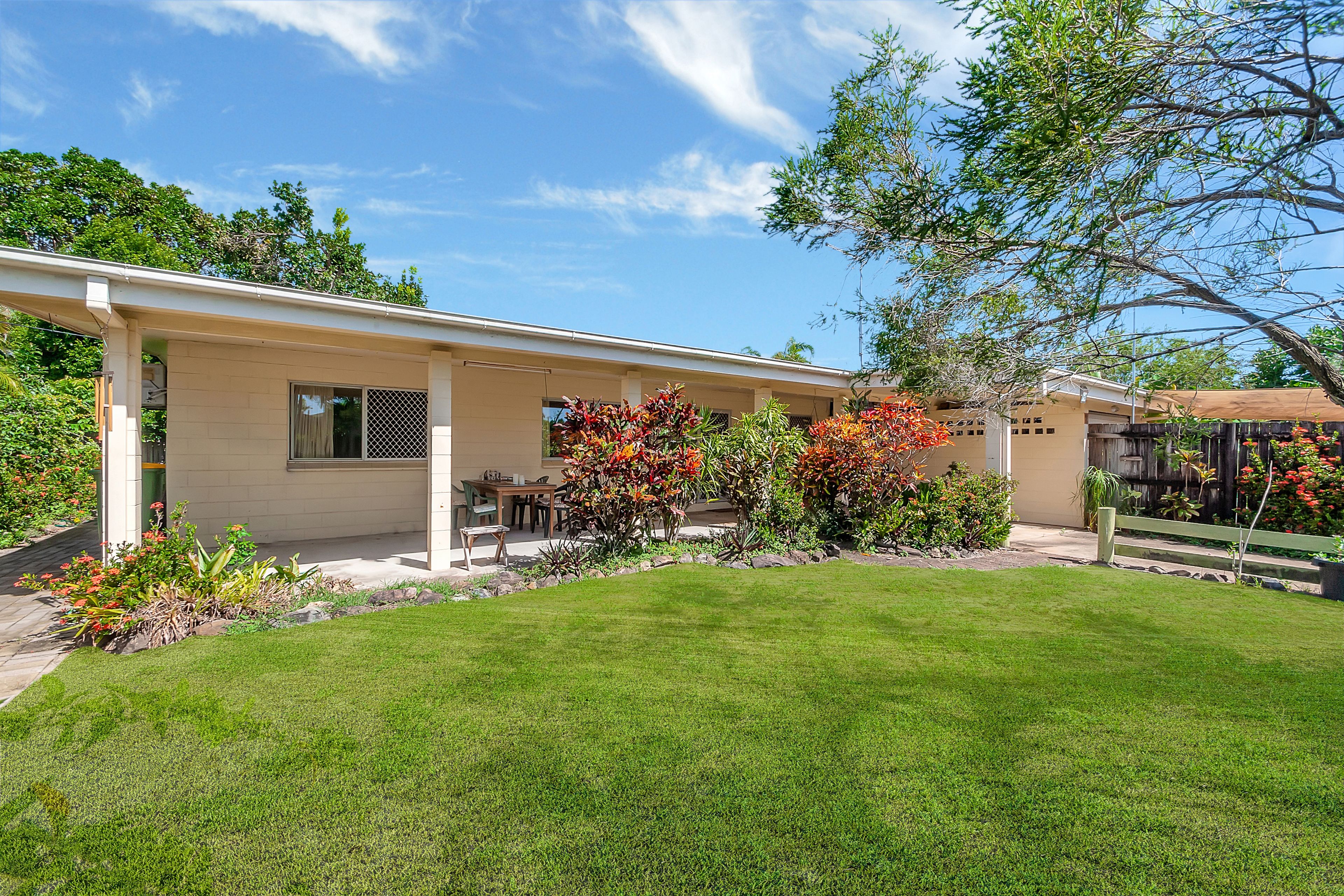 1/2 Roslyn Close, Yorkeys Knob, QLD 4878