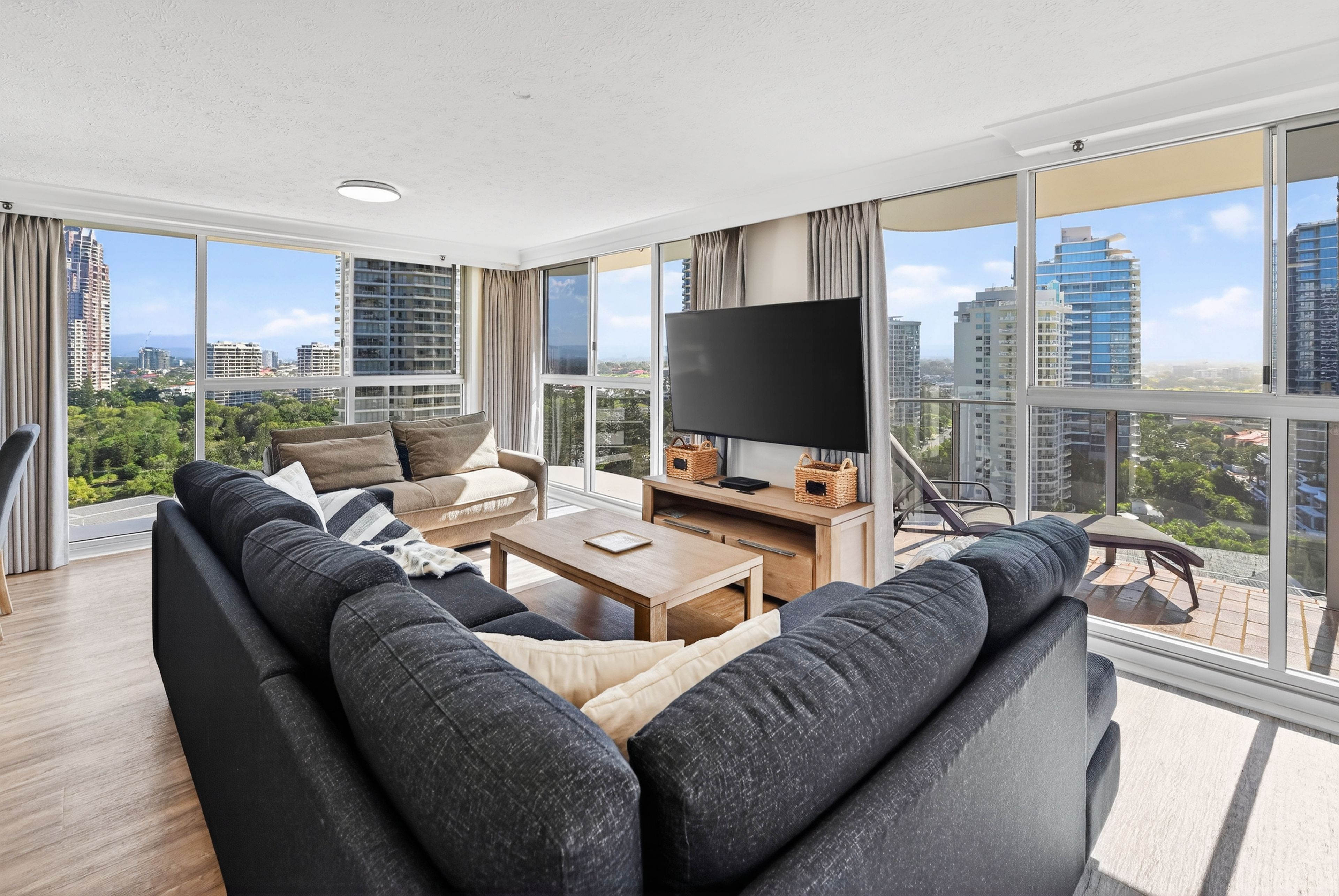 15D/3540 Main Beach Parade — photo 7 of 16