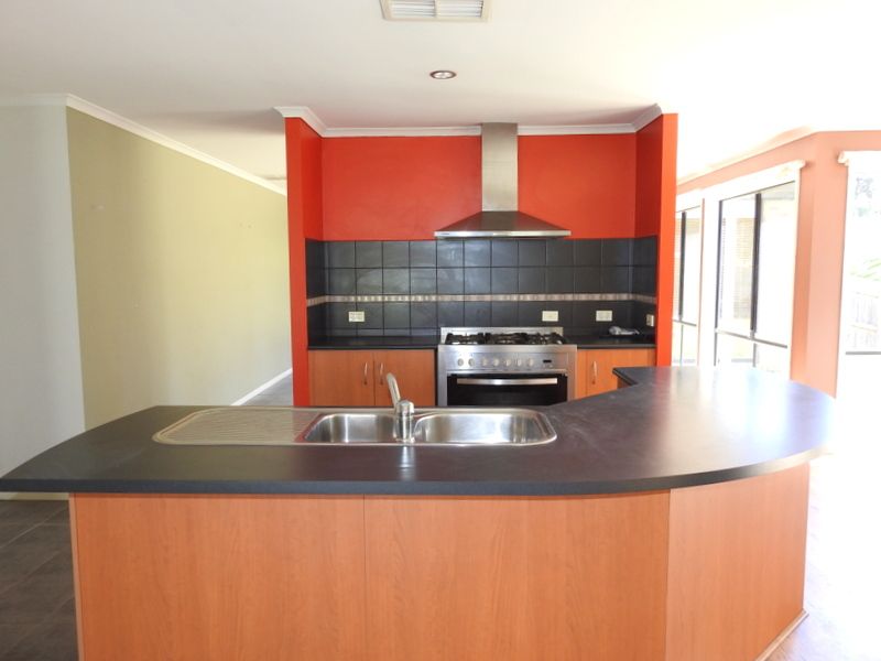 11 Glenshee Drive, Lynbrook, VIC 3975