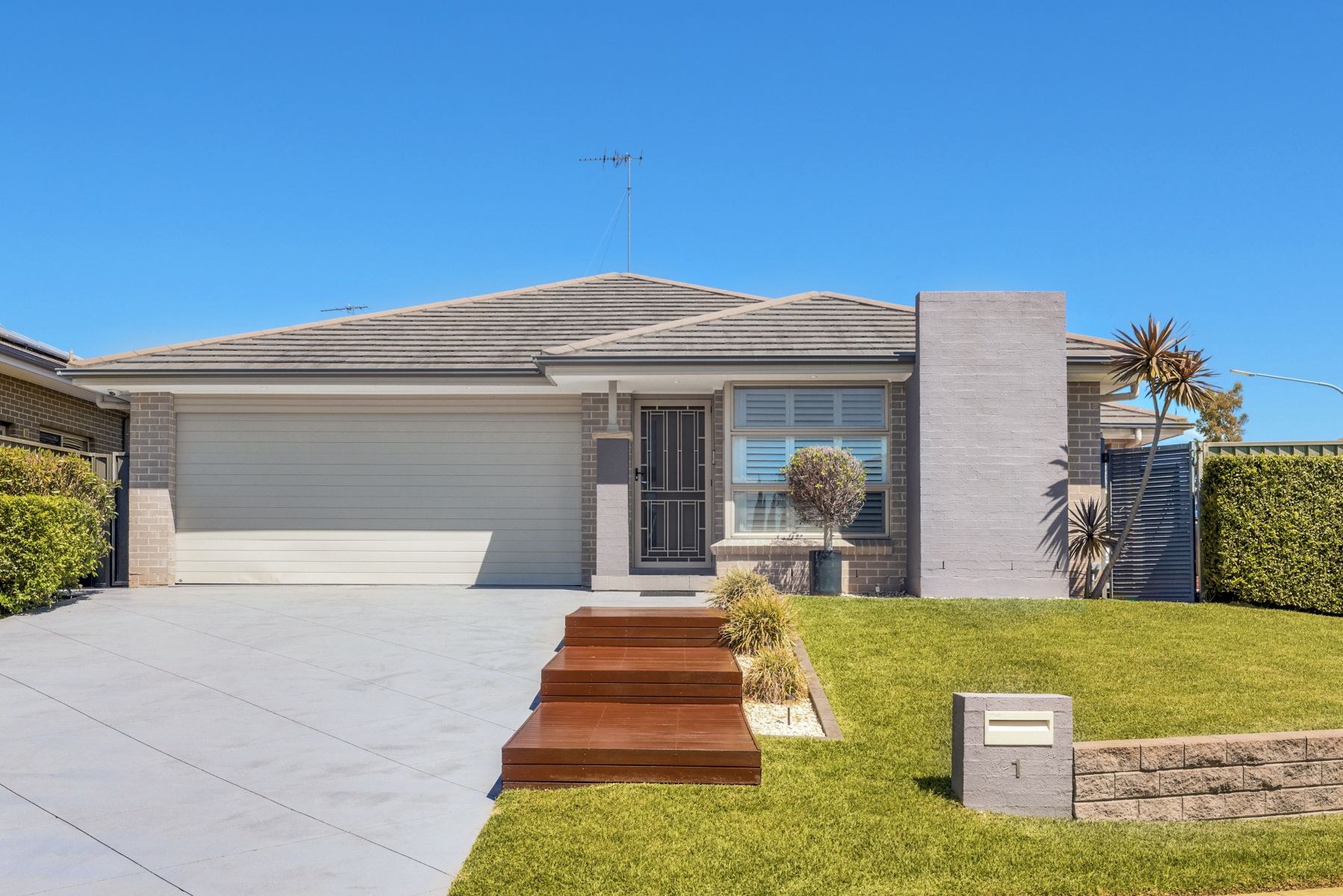 1 Grandeur Crescent, Glenmore Park, NSW 2745