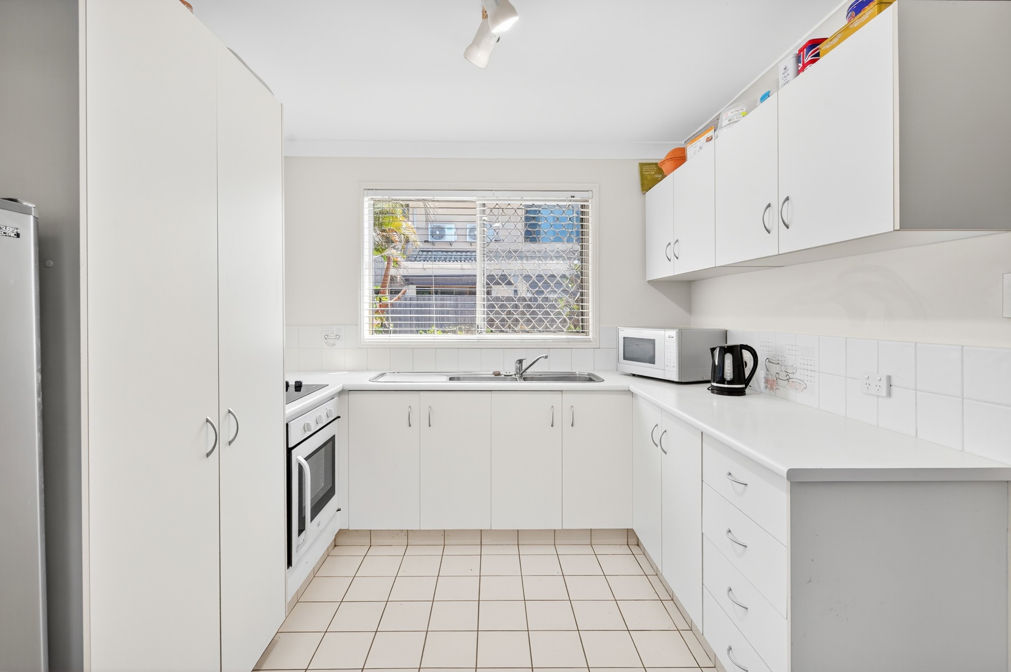 2/8 Riccarton Place, Labrador, QLD 4215