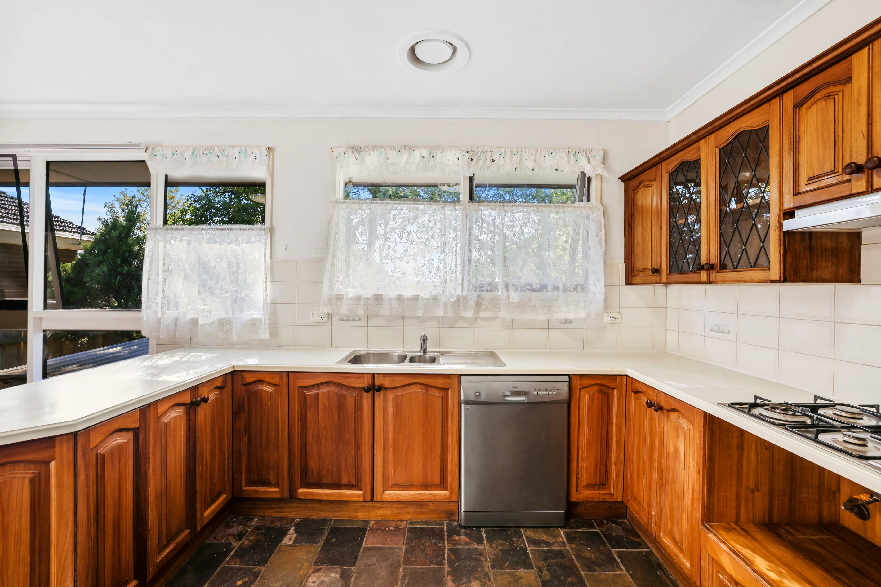 4 Crestmont Drive, Glen Waverley, VIC 3150