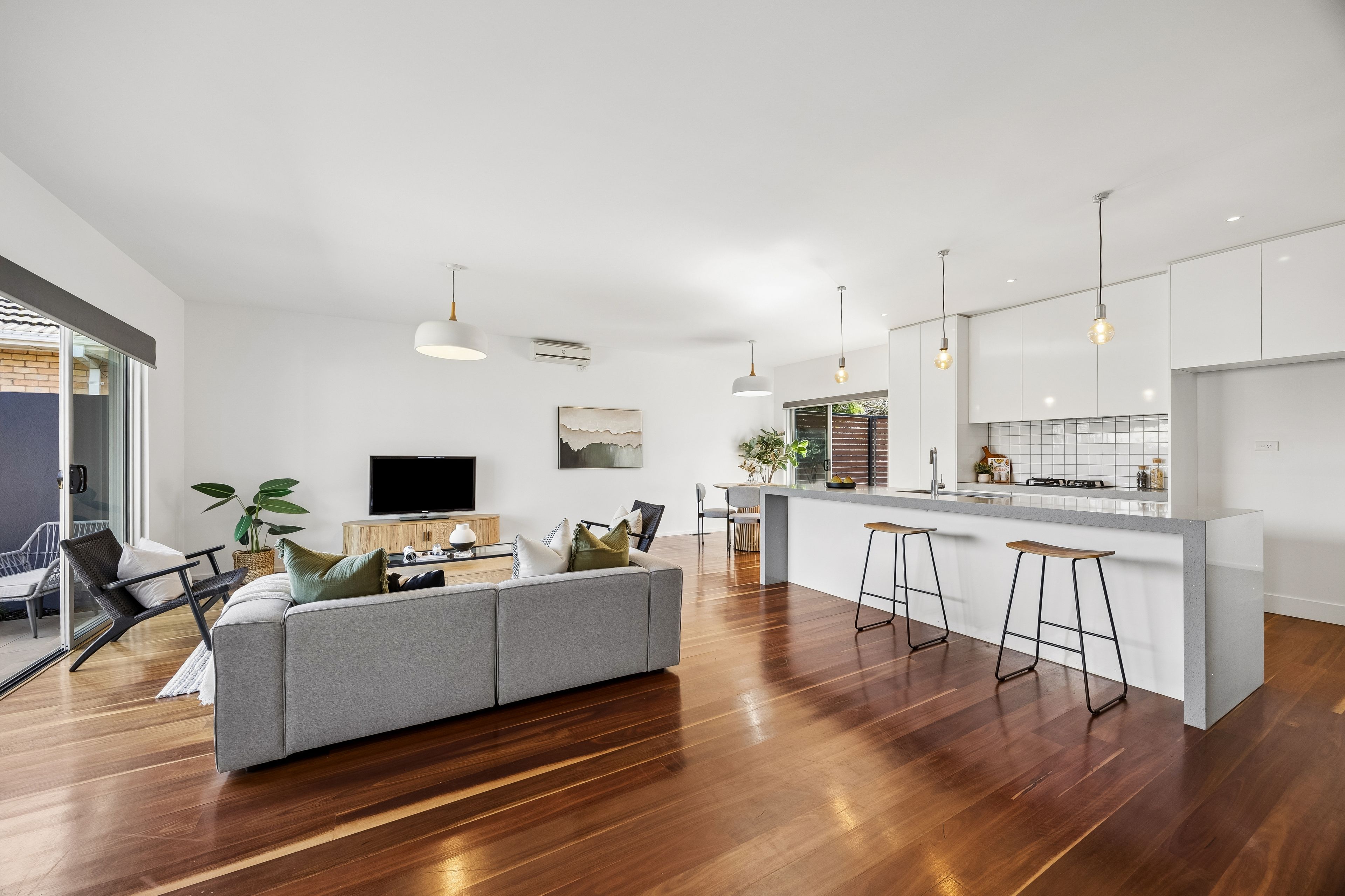 1/205 Wickham Road — photo 3 of 14