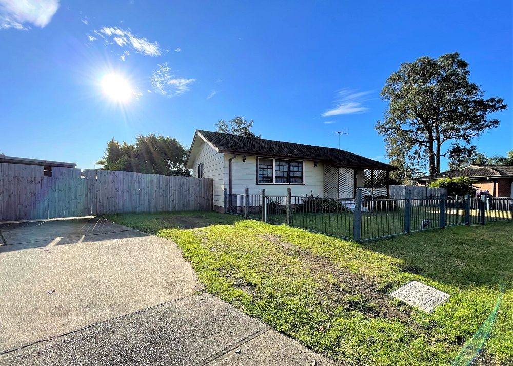 33 Ironbark Crescent, Macquarie Fields, NSW 2564
