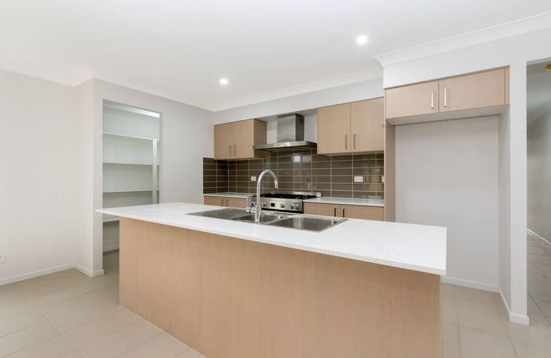 28 Sanctuary Crescent — photo 4 of 11