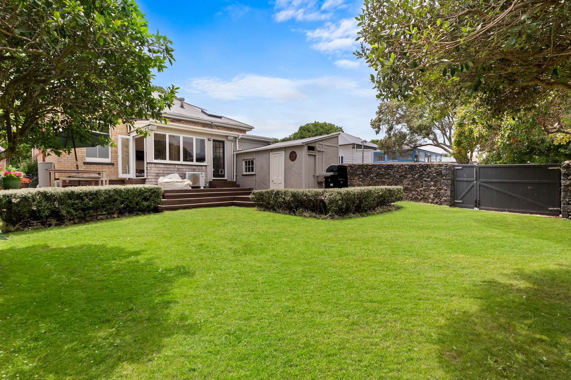 8 Sandringham Road photo 1