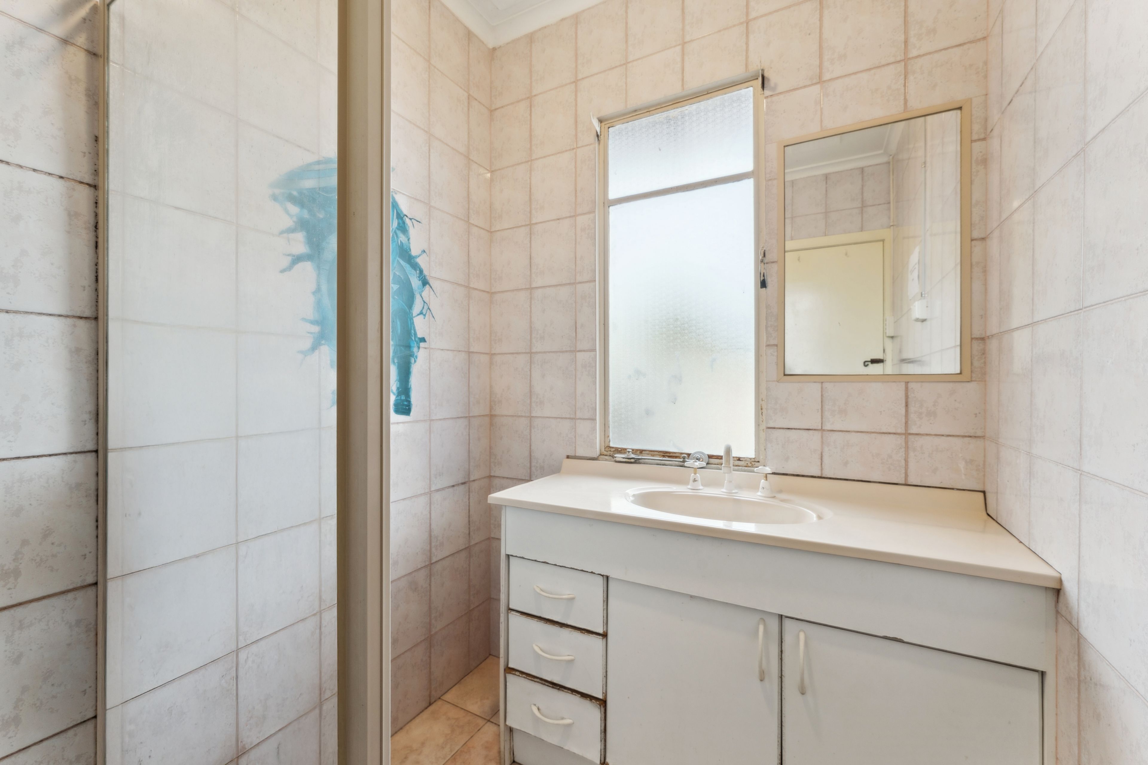 16 Oulton Crescent — photo 9 of 12