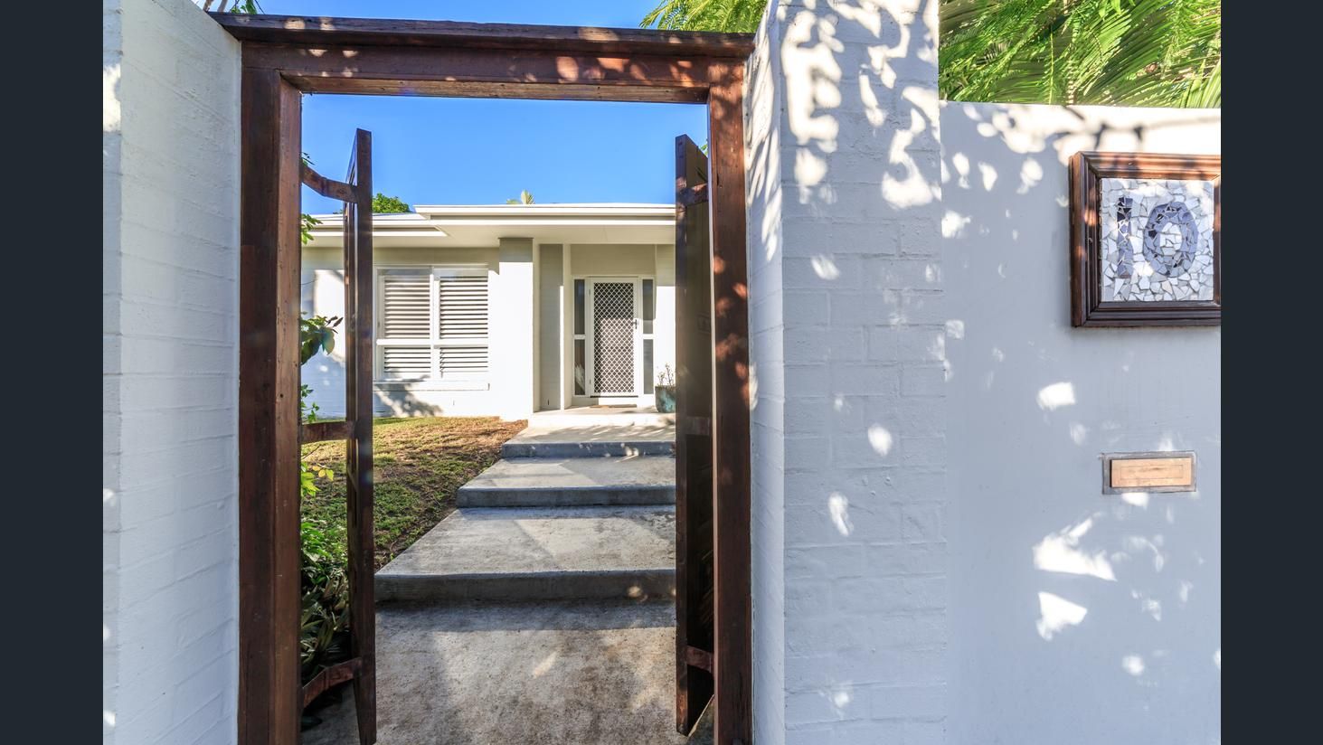 10 Allambi Avenue, Broadbeach Waters QLD 4218