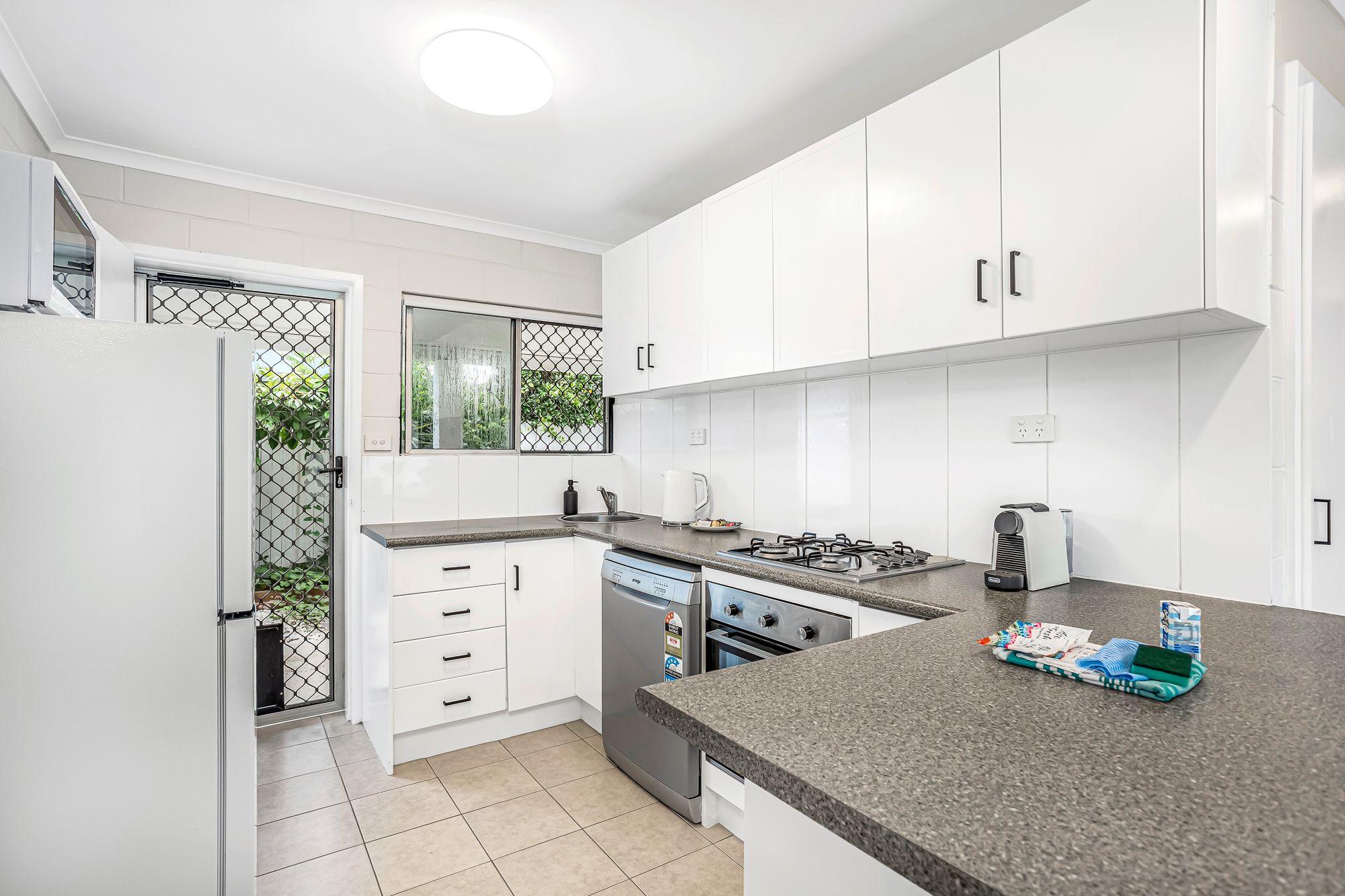 1/123 Oleander Street — photo 4 of 17