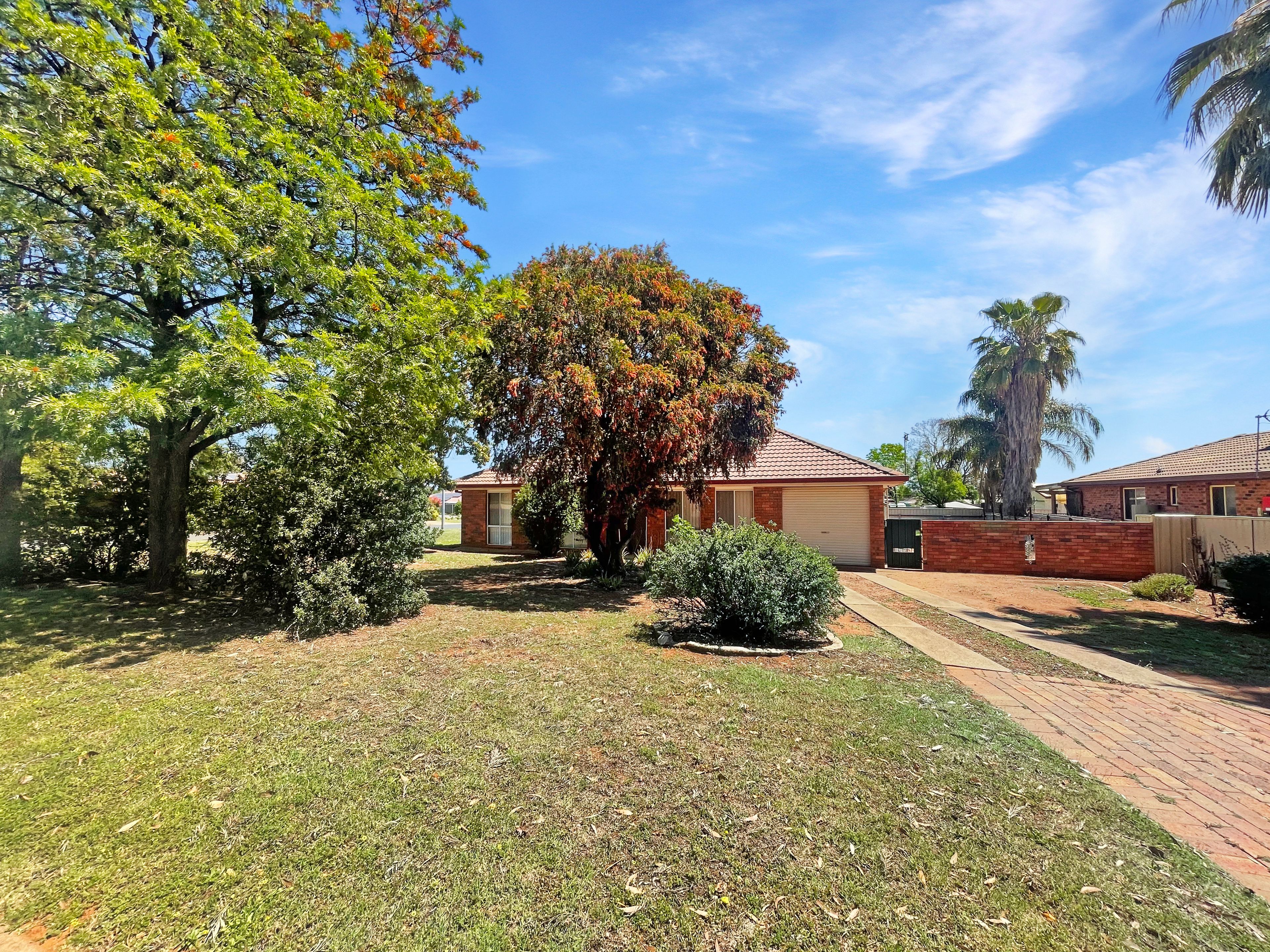5 Edinburgh Avenue — photo from Ray White Dubbo