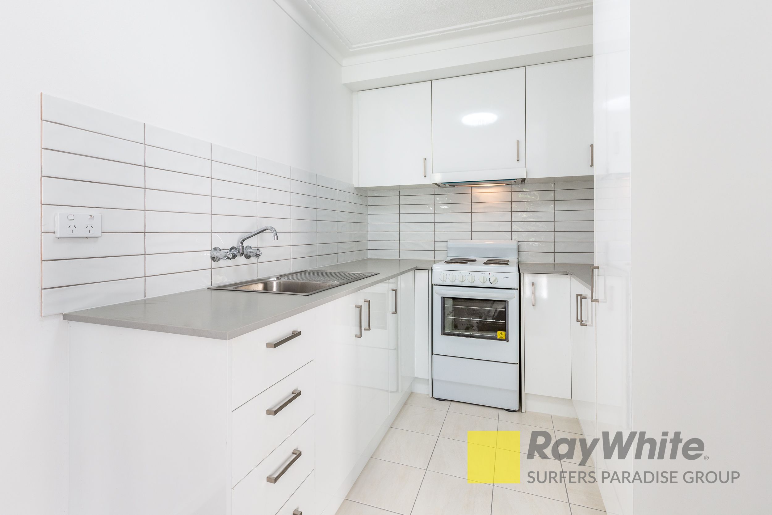 1/25 Thomas Drive — photo 2 of 10