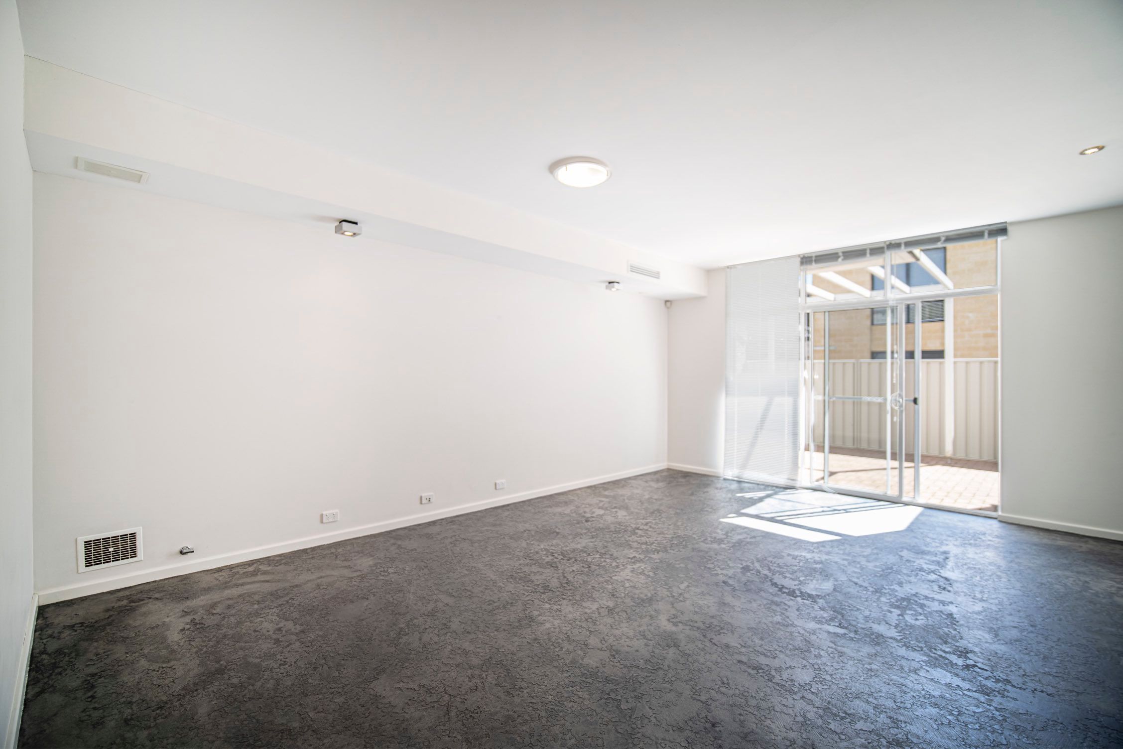 2/76 Gladstone Road — photo 3 of 20