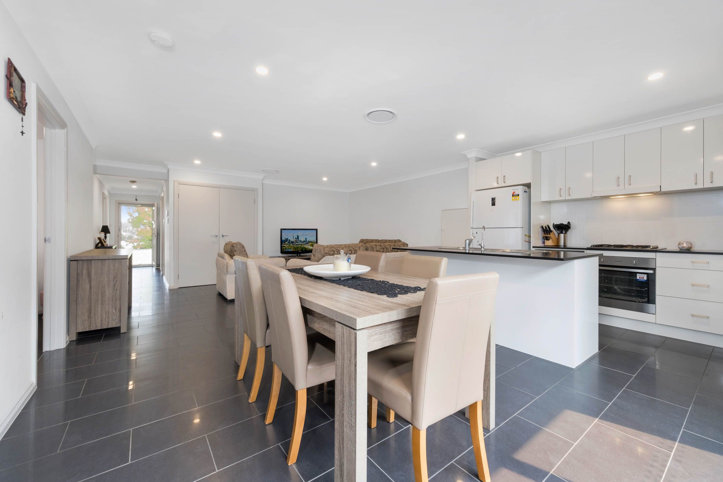 2/37 Vanderville Street, The Oaks, NSW 2570