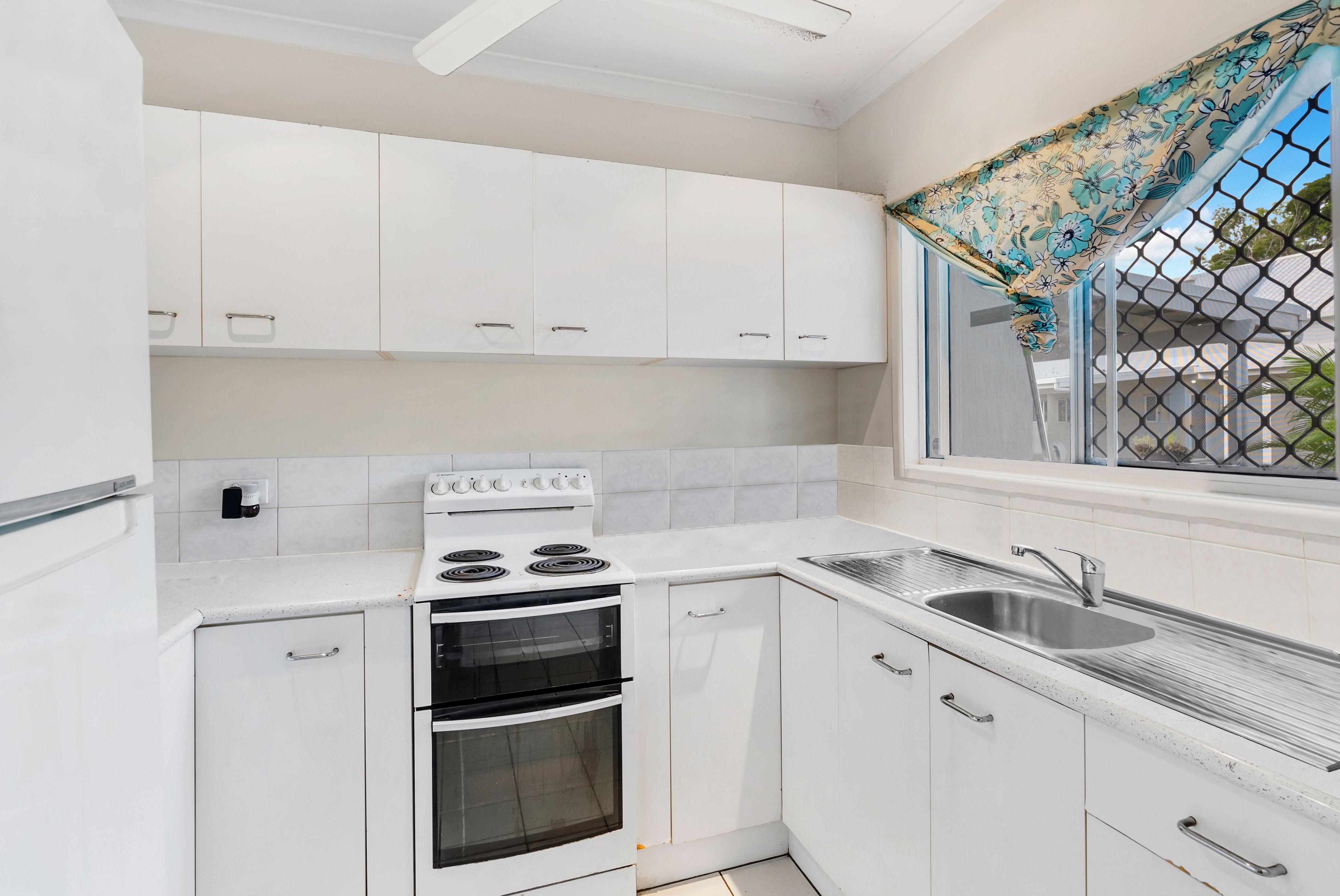 2/462-464 Mccoombe Street, Mooroobool, QLD 4870