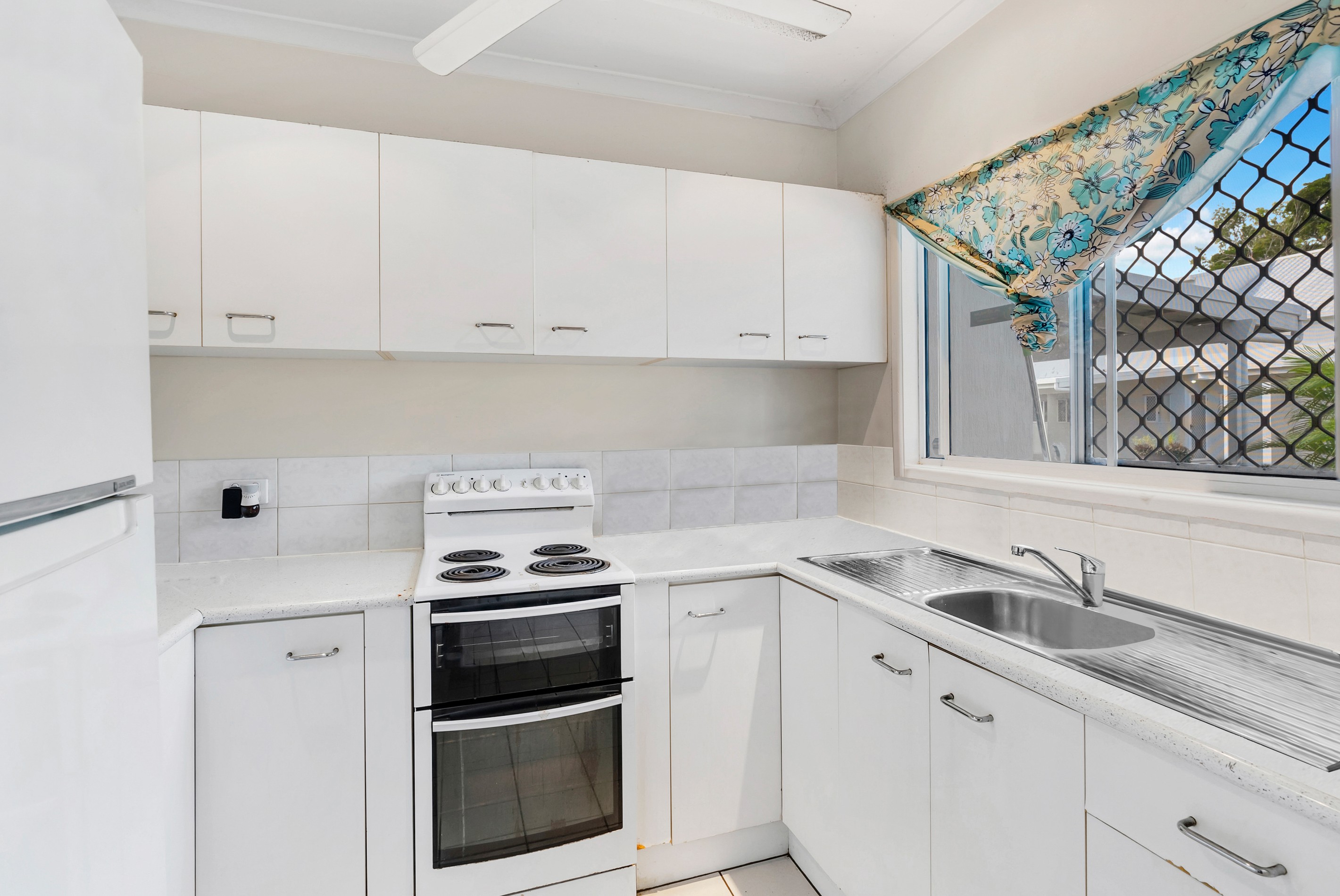 2/462-464 Mccoombe Street, Mooroobool, QLD 4870