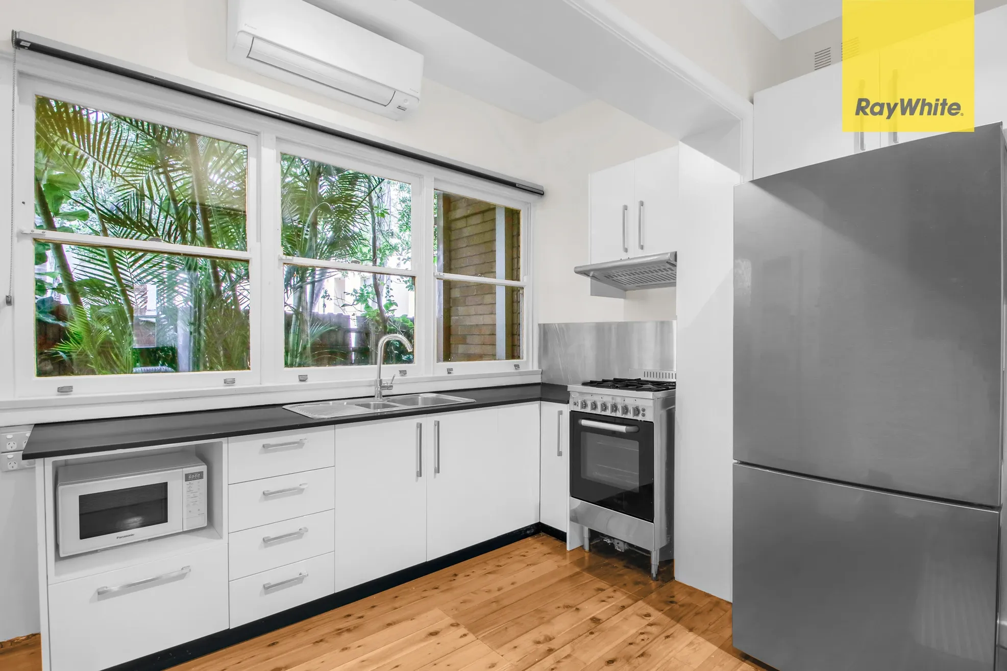 2/82A Weston Street — photo 3 of 8
