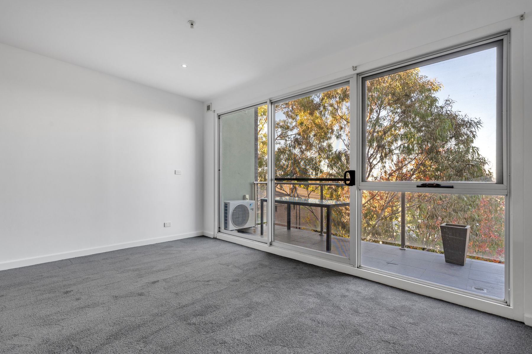 33/777 Bell Street — photo 12 of 16