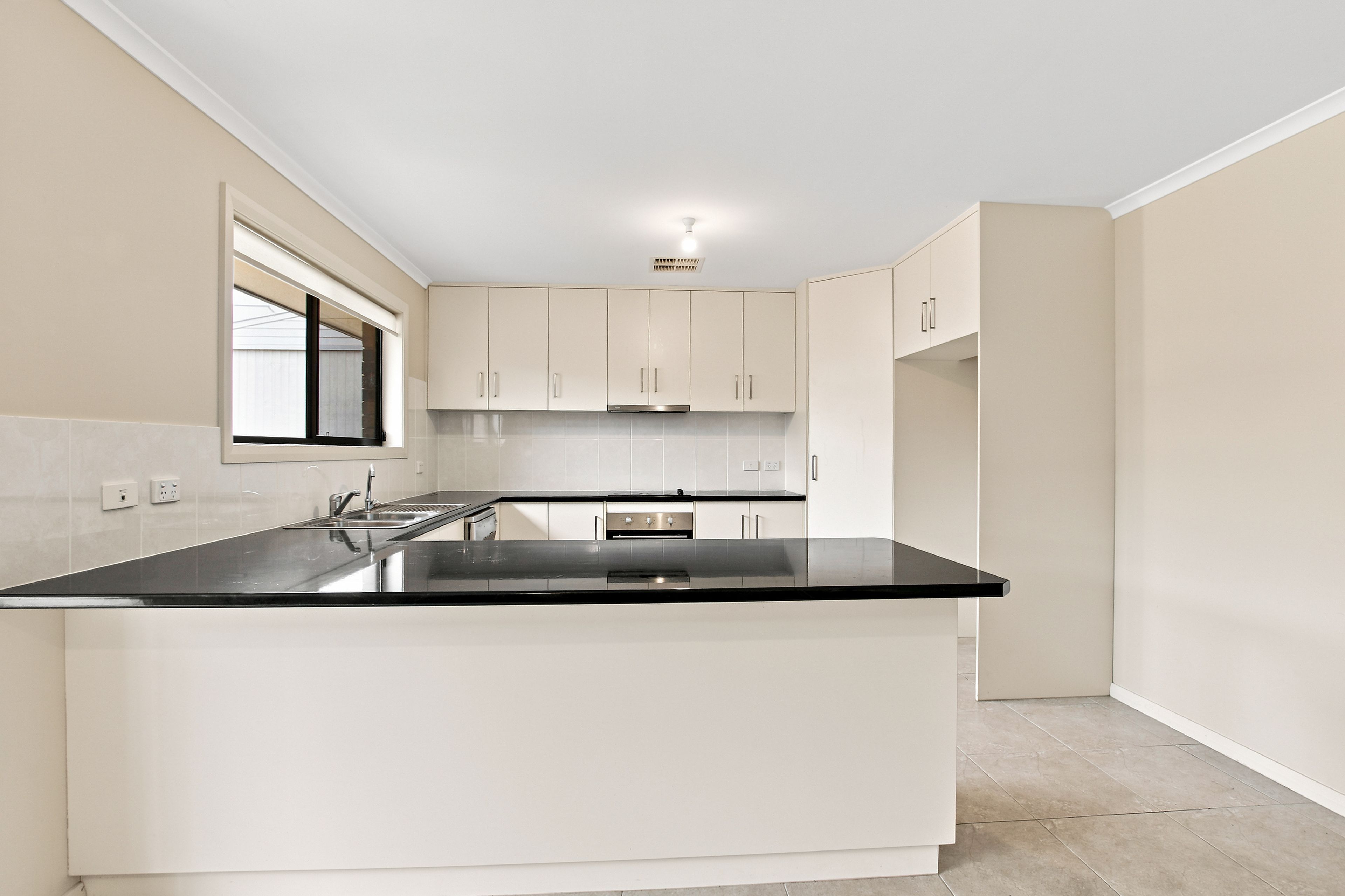 12 Edwards Crescent — photo 10 of 19
