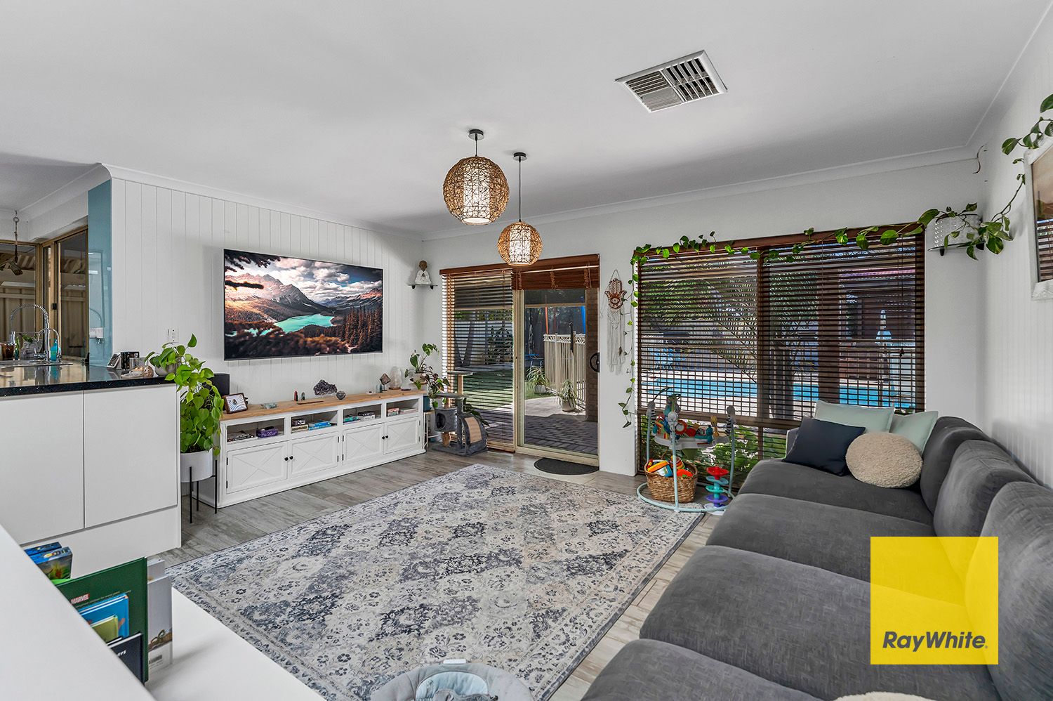18 Lakeside Drive, Thornlie WA 6108