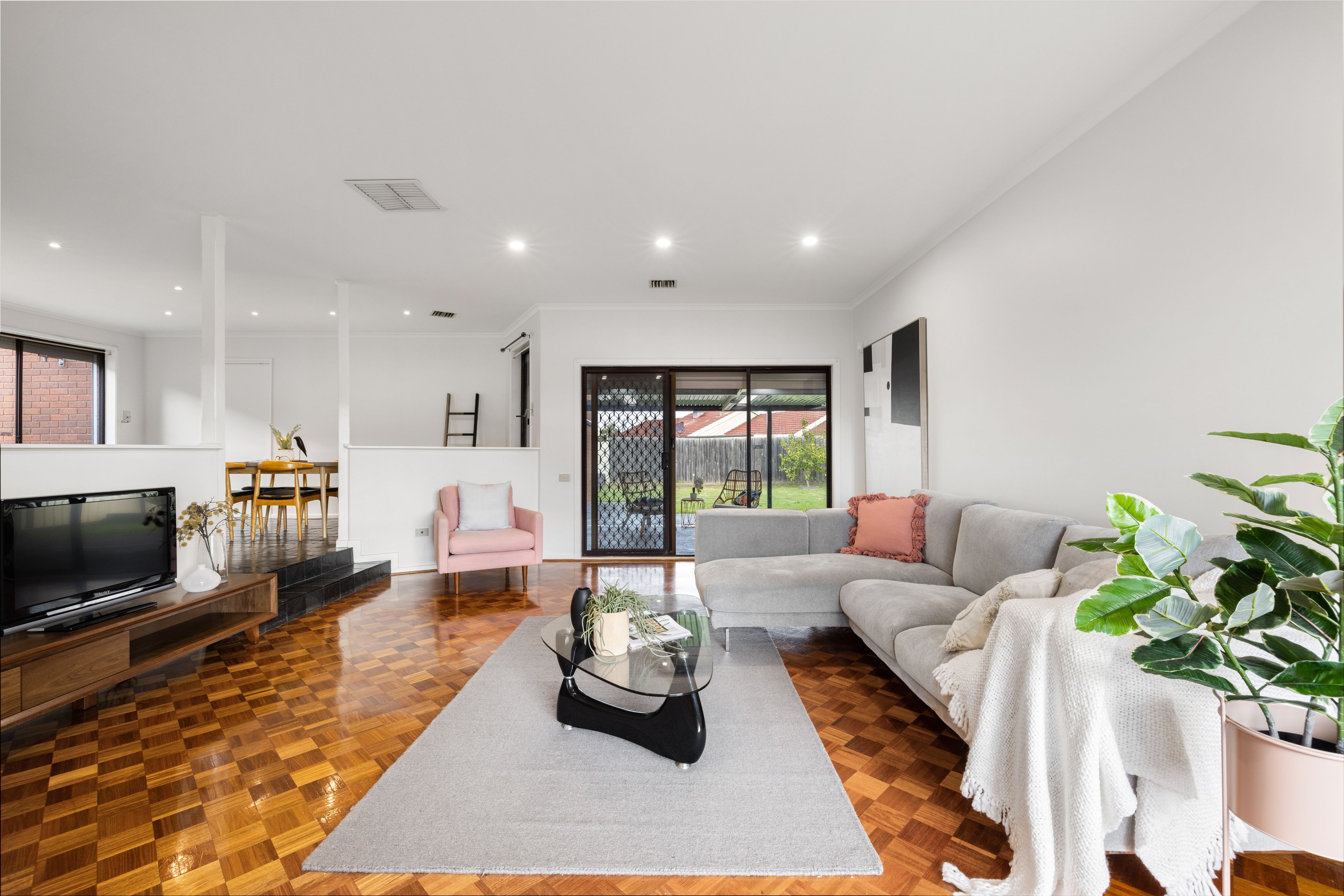 47 Paringa Boulevard, Meadow Heights, VIC 3048