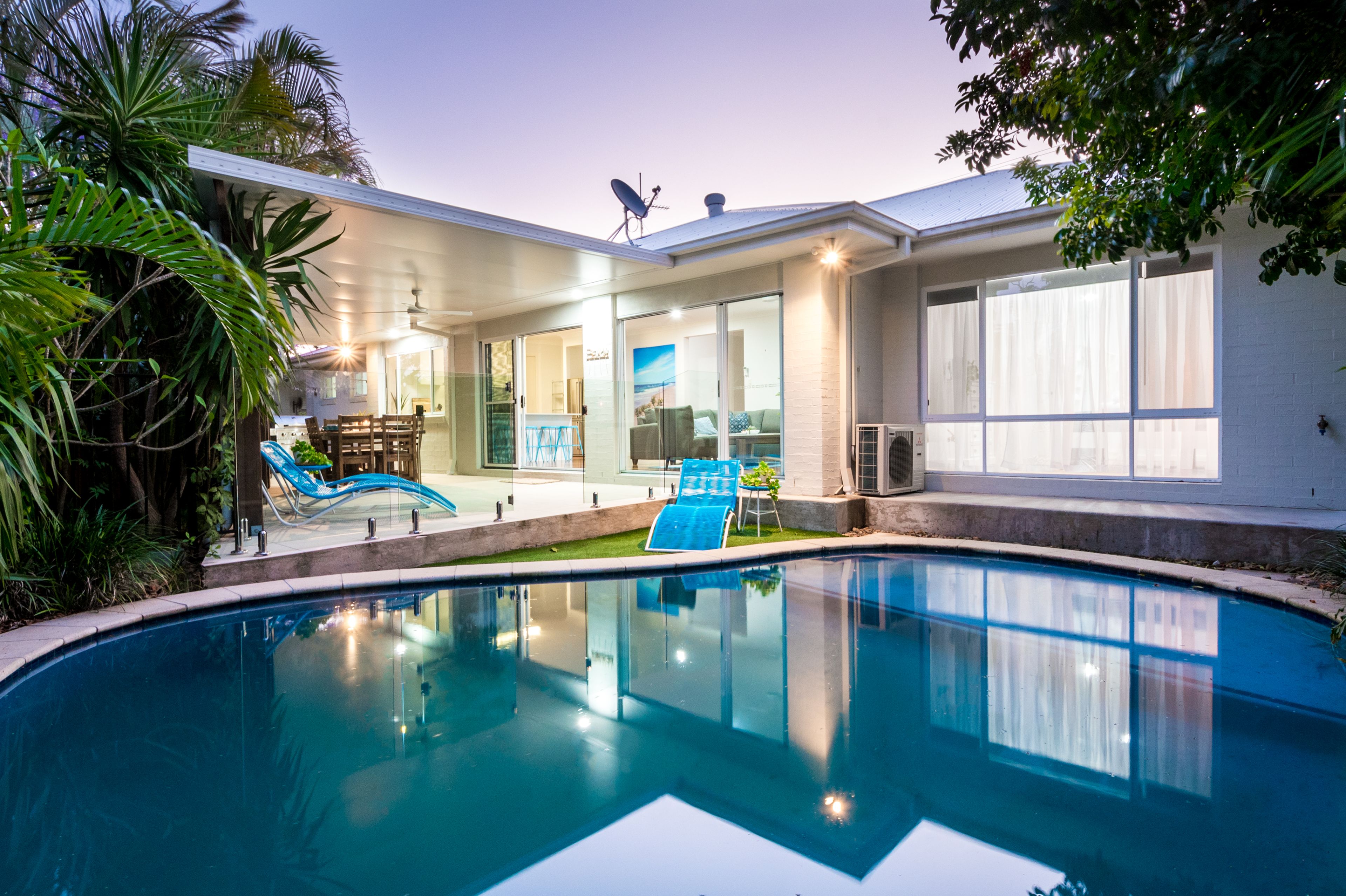 10 Allambi Avenue, Broadbeach Waters QLD 4218