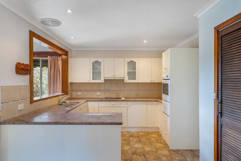 24 Egans Lane — photo 3 of 12