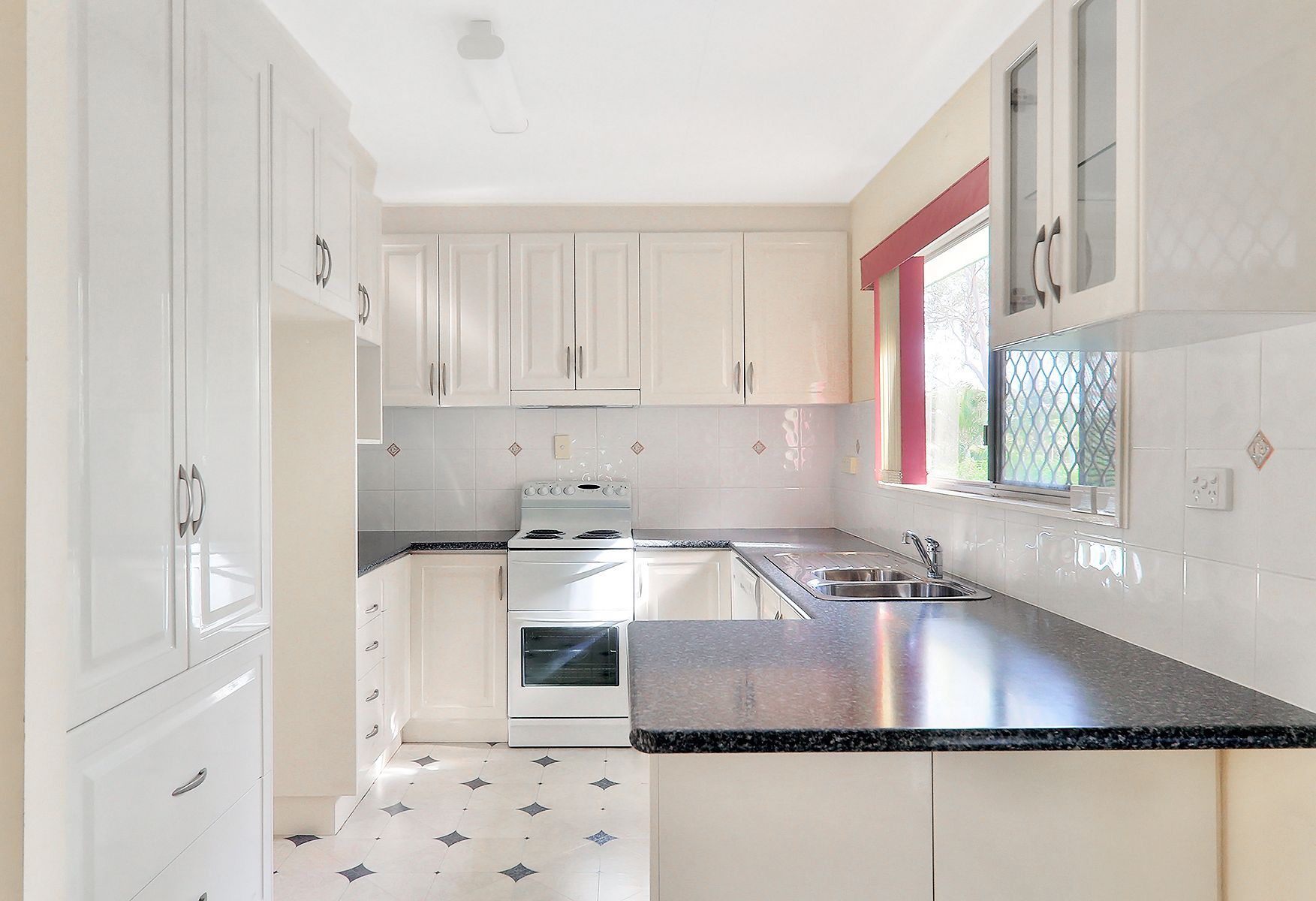 4 Handon Street, Mansfield, QLD 4122