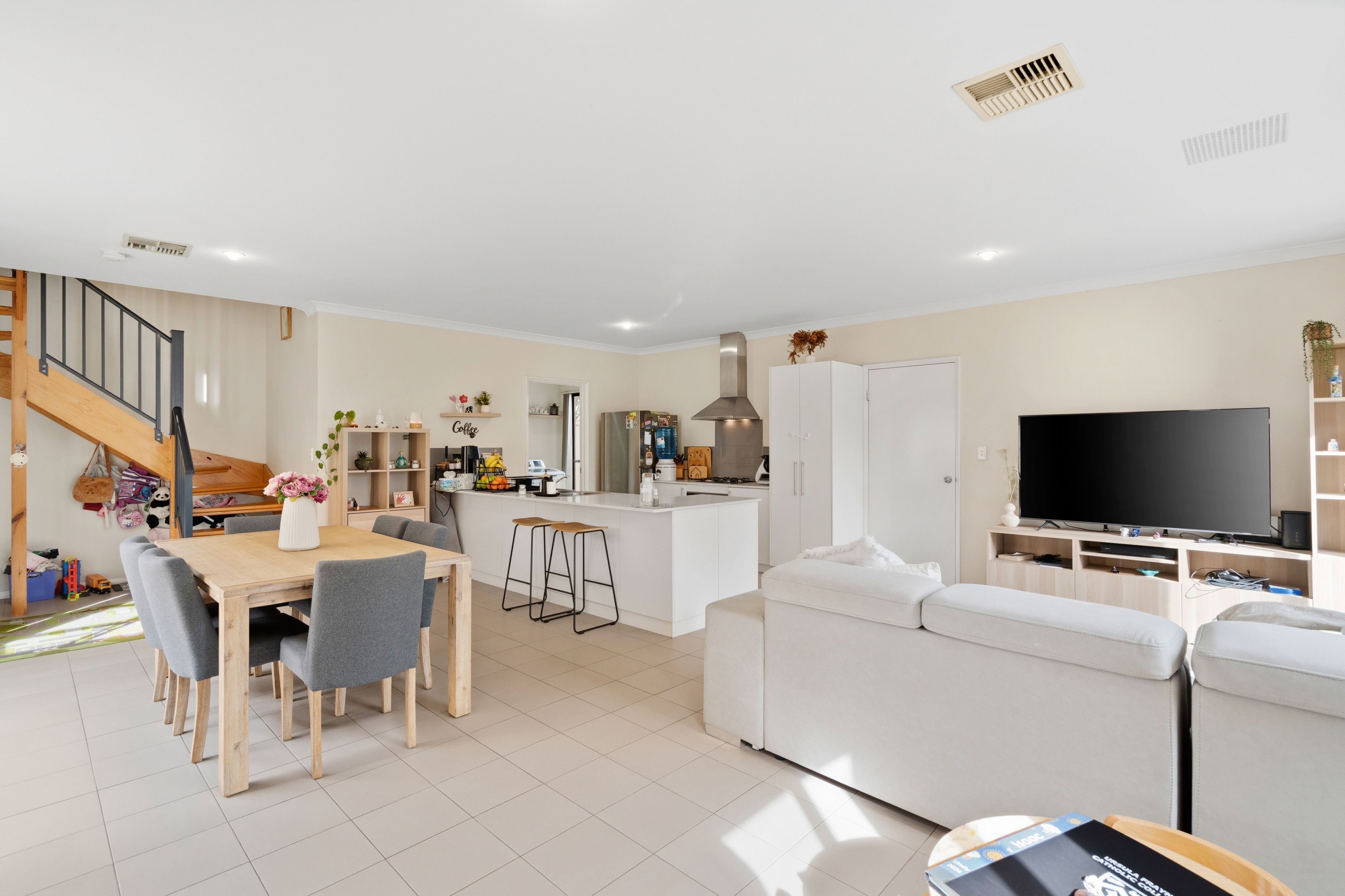 Effortless Modern Living in a Connected Lifestyle Hub — photo 13 of 28