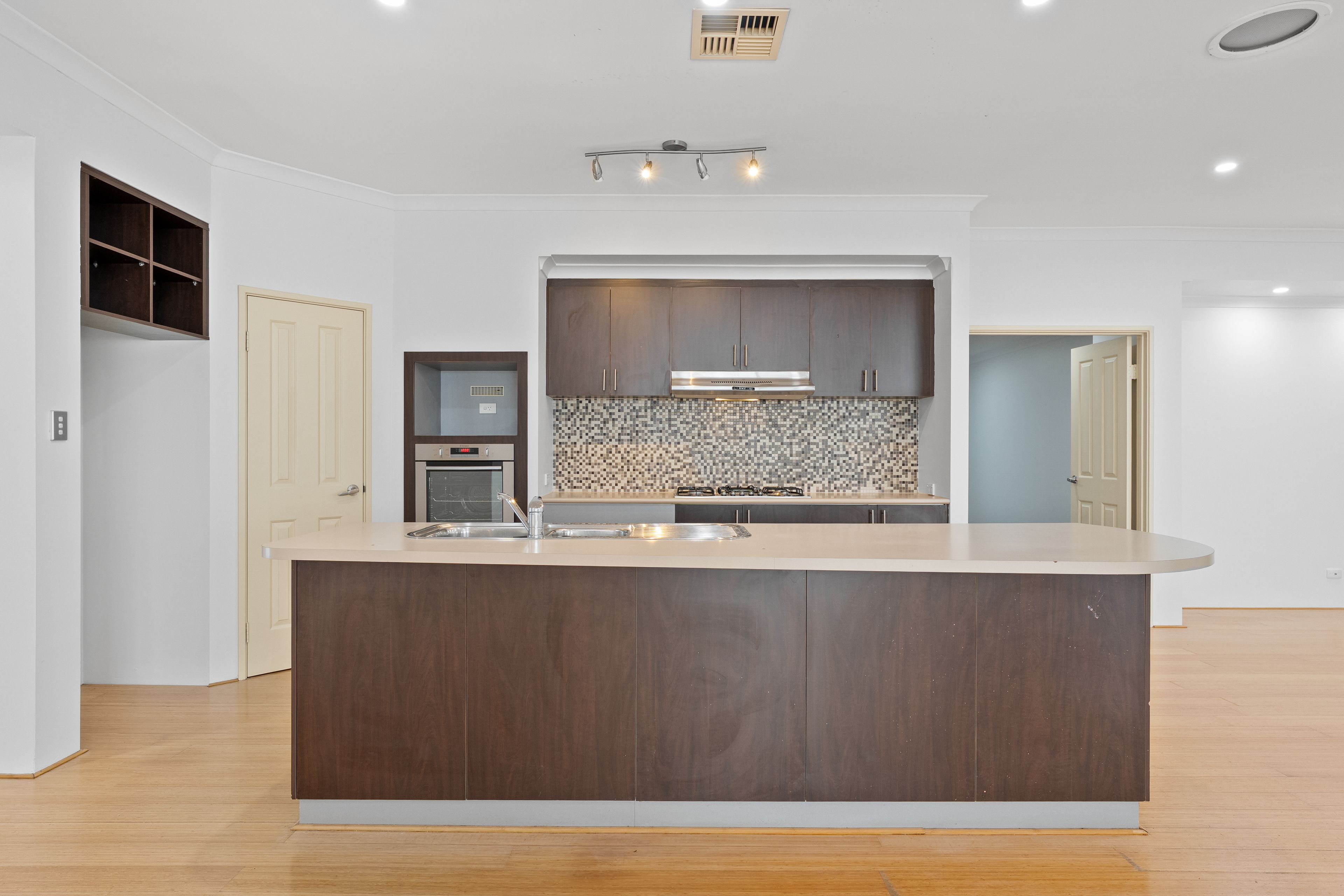 33 Liesham Crescent — photo 8 of 30