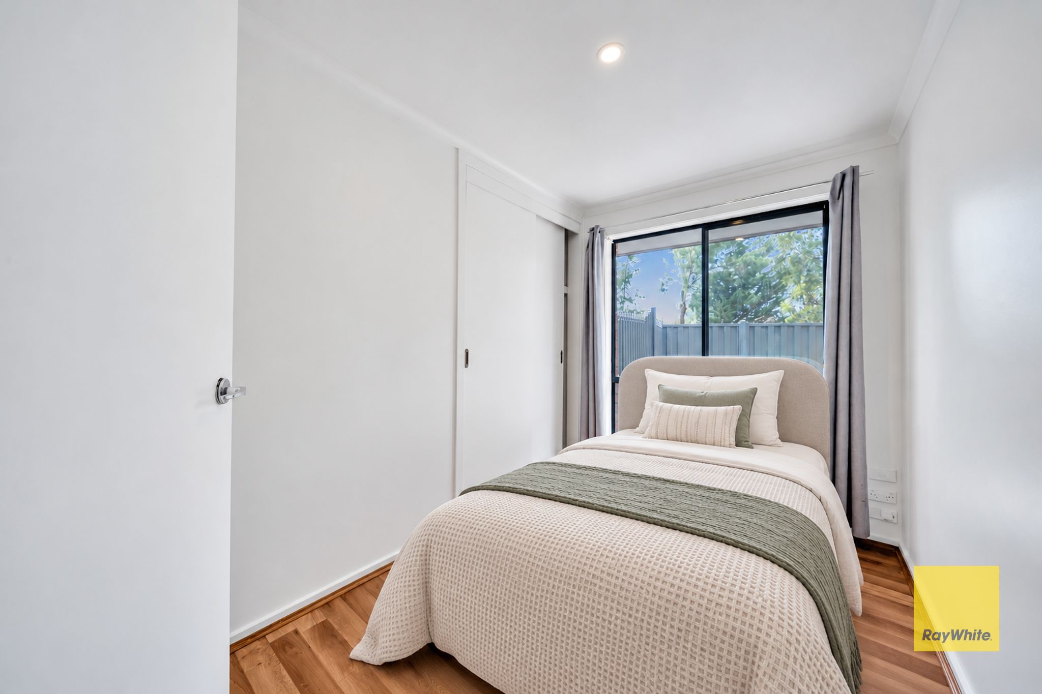 8 Callander Crescent — photo 13 of 24